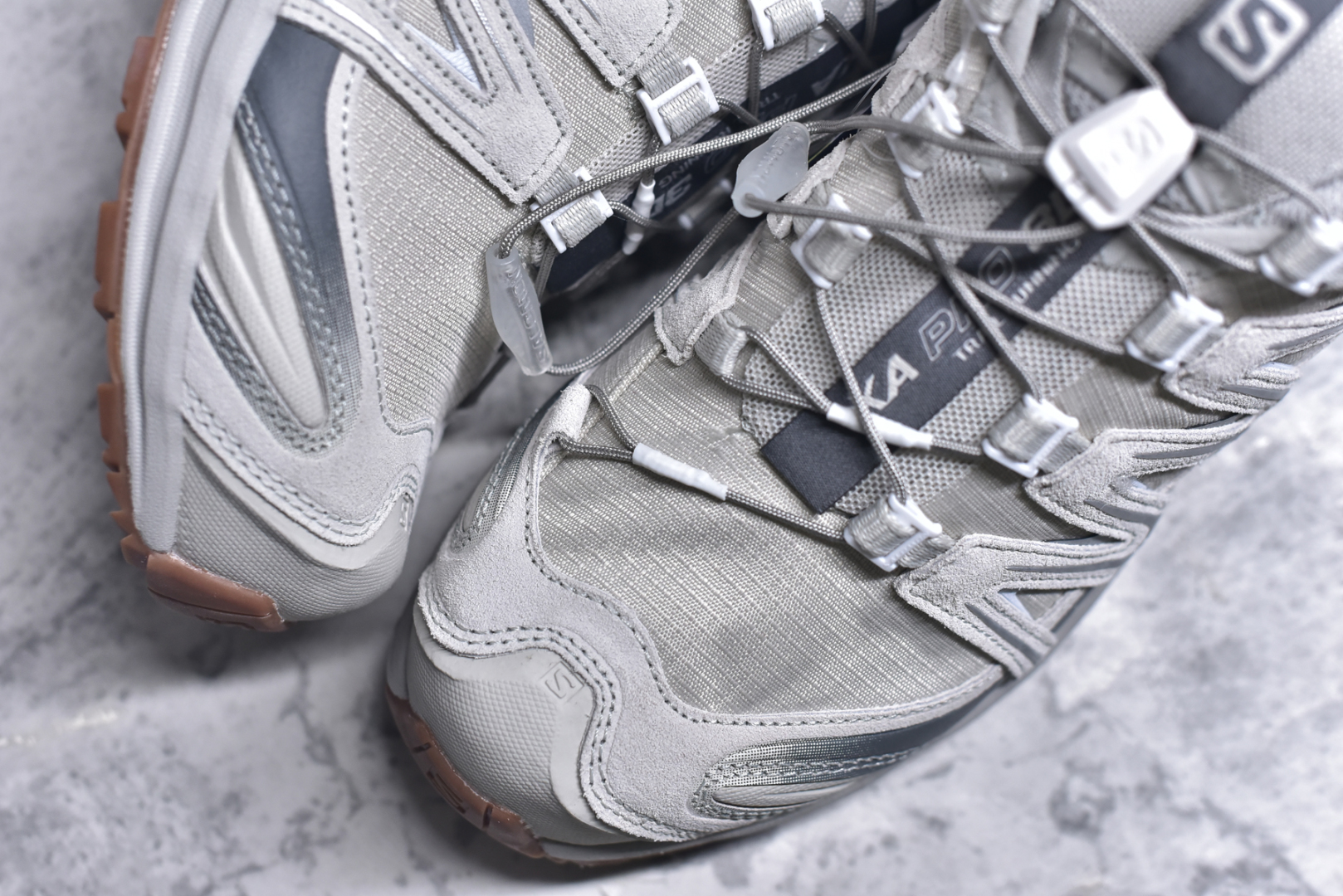 图片[8]-#Salomon XA PRO 3D SUEDE 萨洛蒙户外越野跑鞋 鞋面采用SENSIFIT贴合技术 全方位贴合包裹脚型 鞋跟部鞋底牵引设计 提供强大的抓地性能 更适应野外崎岖不平的道路 其3D ADVANCED CHASSIS底盘 材料轻量大化 钉齿设计更具稳定性、防护性 鞋底易磨损区运用CONTAGRIP高耐磨材料 应对城市硬质路面长距离跑考验 货号：472436 30 VO 尺码：36～45半-选品中心