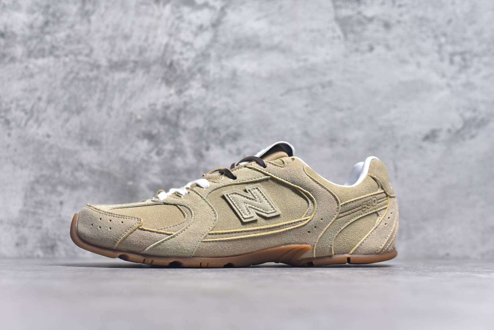 #M3 MiuMiu x New Balance NB530 SL 缪缪联名系列低帮经典复古休闲运动慢跑鞋 近几年运动品牌与各大潮流品牌不断推出联名产品，在球鞋圈拥有极高的热度。此外，奢侈品牌和运动品牌联名也早已非新鲜事，继 Dior 和 Jordan Brand 以及 Prada 和 adidas 合作后。近日，Miu Miu与New Balance的合作基本已经成为定番，每年都会上新，而近期的最新联名也已经正式曝光，预计会在24年春夏面世！相比之前两次使用的574，这次Miu Miu带来了全新风格。采用了全新型号MR530进行设计，继续使用复古的旧化效果和去年就被带火的美拉德配色打造。Miu Miu作为千禧文化的重要推手，这次也是直接挑选了New Balance 2000年代时发布的健身跑鞋MR530。整体做旧效果非常明显，甚至有些二手鞋的感觉，多少是有点瘦巴黎世家影响了……配色方面将会推出米色和棕色两种颜色可供选择，整体覆盖了做旧麂皮，鞋舌和鞋垫和之前一致，有Miu Miu的Logo，同时搭配皮革和棉质双鞋带组成。尺码：35.5 36 37 37.5 38 38.5 39.5 40 40.5 41.5 42 42.5 43.5 44 44.5 45-选品中心