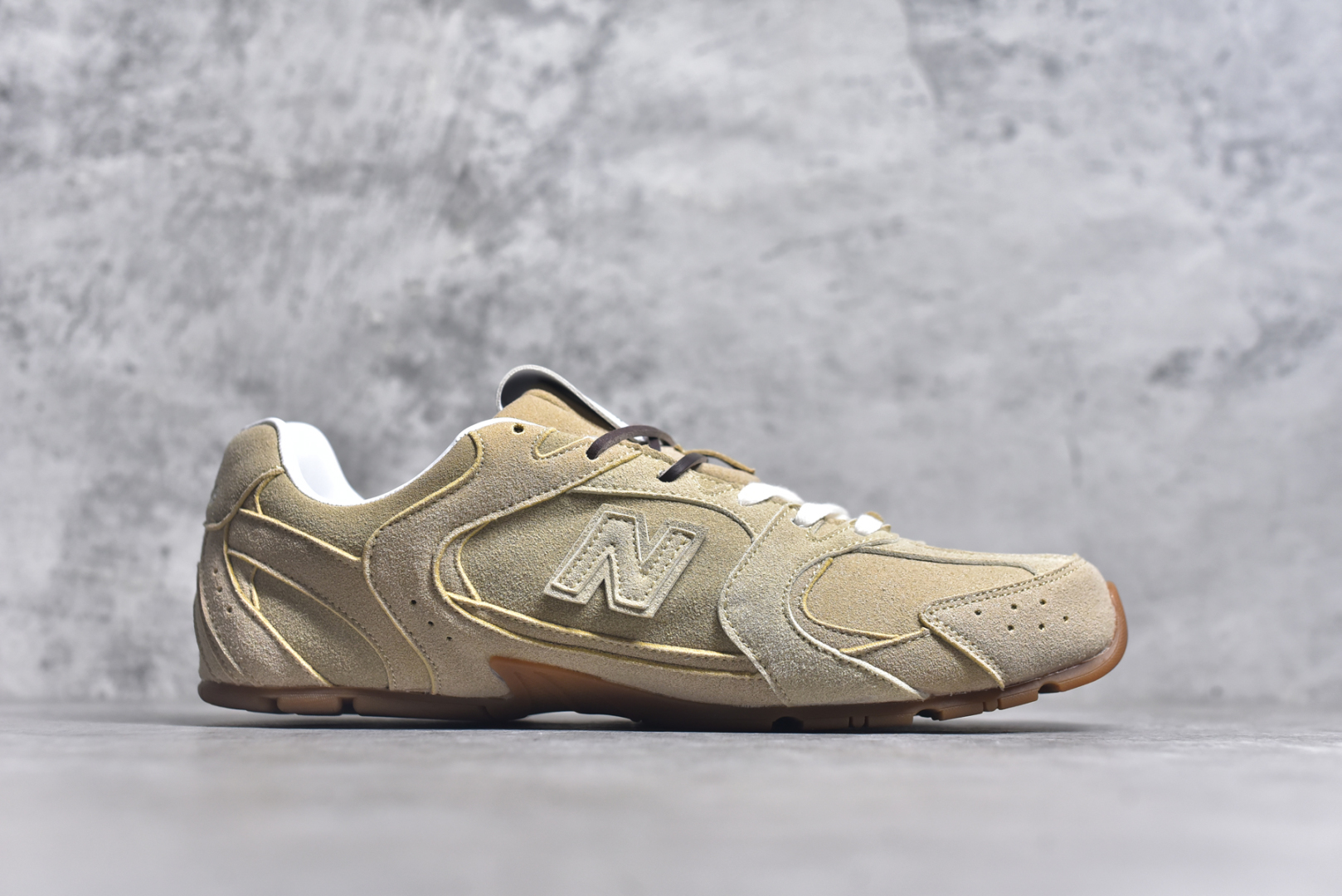 图片[3]-#M3 MiuMiu x New Balance NB530 SL 缪缪联名系列低帮经典复古休闲运动慢跑鞋 近几年运动品牌与各大潮流品牌不断推出联名产品，在球鞋圈拥有极高的热度。此外，奢侈品牌和运动品牌联名也早已非新鲜事，继 Dior 和 Jordan Brand 以及 Prada 和 adidas 合作后。近日，Miu Miu与New Balance的合作基本已经成为定番，每年都会上新，而近期的最新联名也已经正式曝光，预计会在24年春夏面世！相比之前两次使用的574，这次Miu Miu带来了全新风格。采用了全新型号MR530进行设计，继续使用复古的旧化效果和去年就被带火的美拉德配色打造。Miu Miu作为千禧文化的重要推手，这次也是直接挑选了New Balance 2000年代时发布的健身跑鞋MR530。整体做旧效果非常明显，甚至有些二手鞋的感觉，多少是有点瘦巴黎世家影响了……配色方面将会推出米色和棕色两种颜色可供选择，整体覆盖了做旧麂皮，鞋舌和鞋垫和之前一致，有Miu Miu的Logo，同时搭配皮革和棉质双鞋带组成。尺码：35.5 36 37 37.5 38 38.5 39.5 40 40.5 41.5 42 42.5 43.5 44 44.5 45-选品中心