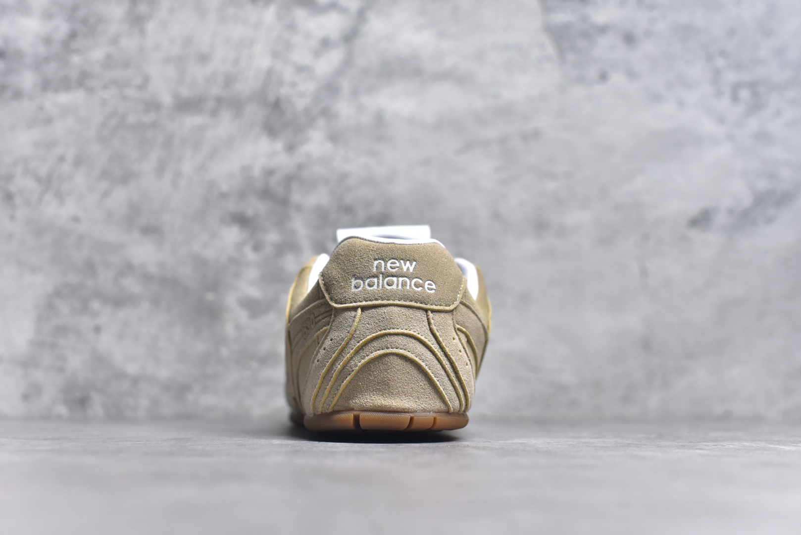 图片[5]-#M3 MiuMiu x New Balance NB530 SL 缪缪联名系列低帮经典复古休闲运动慢跑鞋 近几年运动品牌与各大潮流品牌不断推出联名产品，在球鞋圈拥有极高的热度。此外，奢侈品牌和运动品牌联名也早已非新鲜事，继 Dior 和 Jordan Brand 以及 Prada 和 adidas 合作后。近日，Miu Miu与New Balance的合作基本已经成为定番，每年都会上新，而近期的最新联名也已经正式曝光，预计会在24年春夏面世！相比之前两次使用的574，这次Miu Miu带来了全新风格。采用了全新型号MR530进行设计，继续使用复古的旧化效果和去年就被带火的美拉德配色打造。Miu Miu作为千禧文化的重要推手，这次也是直接挑选了New Balance 2000年代时发布的健身跑鞋MR530。整体做旧效果非常明显，甚至有些二手鞋的感觉，多少是有点瘦巴黎世家影响了……配色方面将会推出米色和棕色两种颜色可供选择，整体覆盖了做旧麂皮，鞋舌和鞋垫和之前一致，有Miu Miu的Logo，同时搭配皮革和棉质双鞋带组成。尺码：35.5 36 37 37.5 38 38.5 39.5 40 40.5 41.5 42 42.5 43.5 44 44.5 45-选品中心