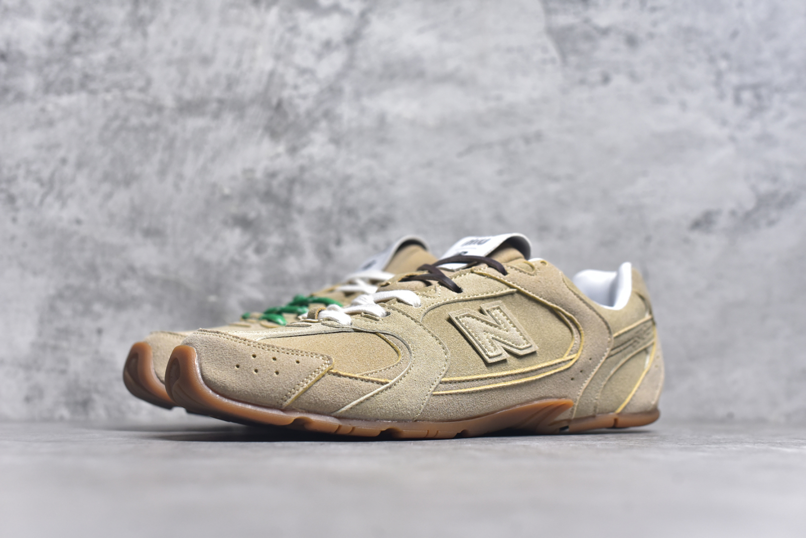 图片[2]-#M3 MiuMiu x New Balance NB530 SL 缪缪联名系列低帮经典复古休闲运动慢跑鞋 近几年运动品牌与各大潮流品牌不断推出联名产品，在球鞋圈拥有极高的热度。此外，奢侈品牌和运动品牌联名也早已非新鲜事，继 Dior 和 Jordan Brand 以及 Prada 和 adidas 合作后。近日，Miu Miu与New Balance的合作基本已经成为定番，每年都会上新，而近期的最新联名也已经正式曝光，预计会在24年春夏面世！相比之前两次使用的574，这次Miu Miu带来了全新风格。采用了全新型号MR530进行设计，继续使用复古的旧化效果和去年就被带火的美拉德配色打造。Miu Miu作为千禧文化的重要推手，这次也是直接挑选了New Balance 2000年代时发布的健身跑鞋MR530。整体做旧效果非常明显，甚至有些二手鞋的感觉，多少是有点瘦巴黎世家影响了……配色方面将会推出米色和棕色两种颜色可供选择，整体覆盖了做旧麂皮，鞋舌和鞋垫和之前一致，有Miu Miu的Logo，同时搭配皮革和棉质双鞋带组成。尺码：35.5 36 37 37.5 38 38.5 39.5 40 40.5 41.5 42 42.5 43.5 44 44.5 45-选品中心