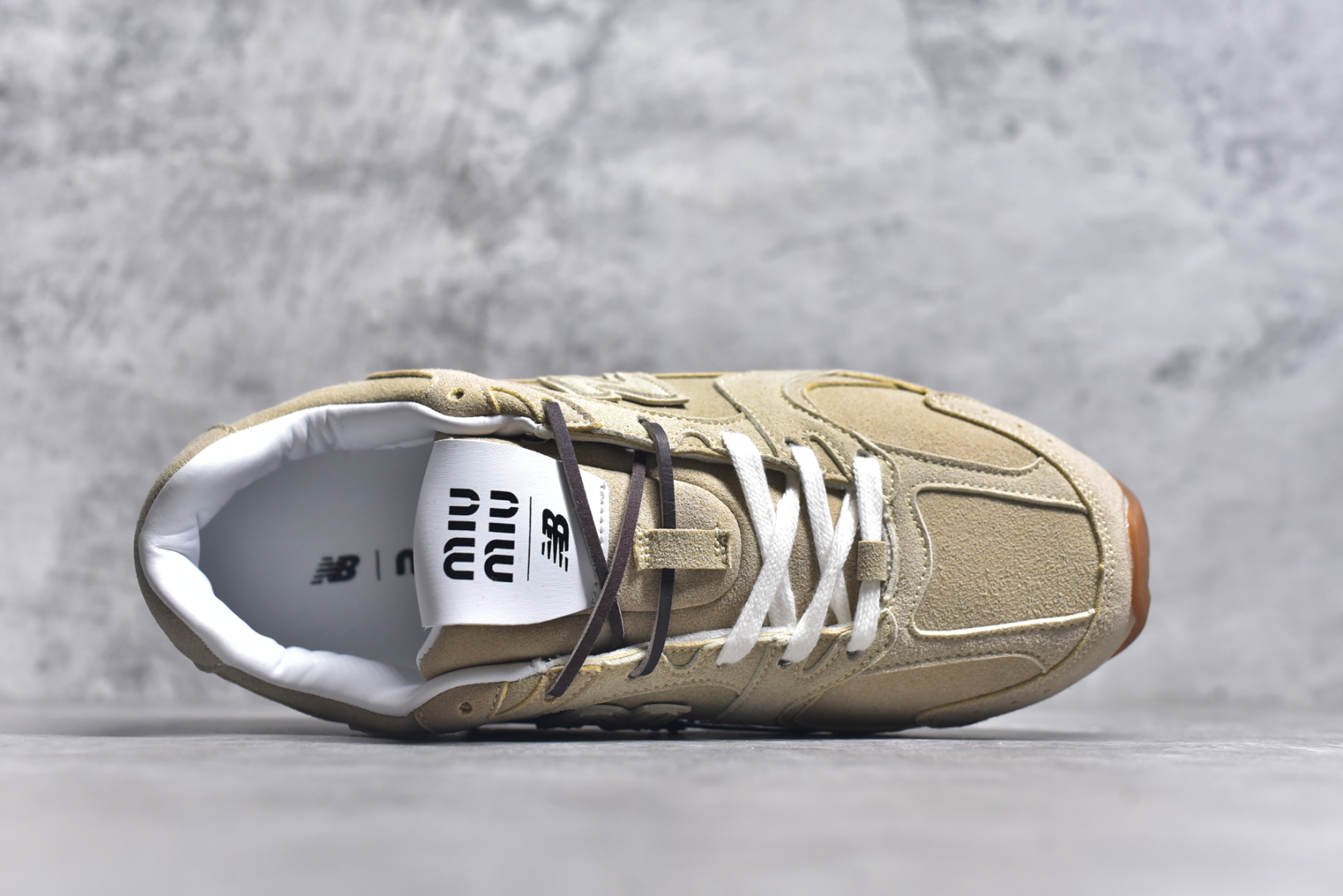 图片[4]-#M3 MiuMiu x New Balance NB530 SL 缪缪联名系列低帮经典复古休闲运动慢跑鞋 近几年运动品牌与各大潮流品牌不断推出联名产品，在球鞋圈拥有极高的热度。此外，奢侈品牌和运动品牌联名也早已非新鲜事，继 Dior 和 Jordan Brand 以及 Prada 和 adidas 合作后。近日，Miu Miu与New Balance的合作基本已经成为定番，每年都会上新，而近期的最新联名也已经正式曝光，预计会在24年春夏面世！相比之前两次使用的574，这次Miu Miu带来了全新风格。采用了全新型号MR530进行设计，继续使用复古的旧化效果和去年就被带火的美拉德配色打造。Miu Miu作为千禧文化的重要推手，这次也是直接挑选了New Balance 2000年代时发布的健身跑鞋MR530。整体做旧效果非常明显，甚至有些二手鞋的感觉，多少是有点瘦巴黎世家影响了……配色方面将会推出米色和棕色两种颜色可供选择，整体覆盖了做旧麂皮，鞋舌和鞋垫和之前一致，有Miu Miu的Logo，同时搭配皮革和棉质双鞋带组成。尺码：35.5 36 37 37.5 38 38.5 39.5 40 40.5 41.5 42 42.5 43.5 44 44.5 45-选品中心