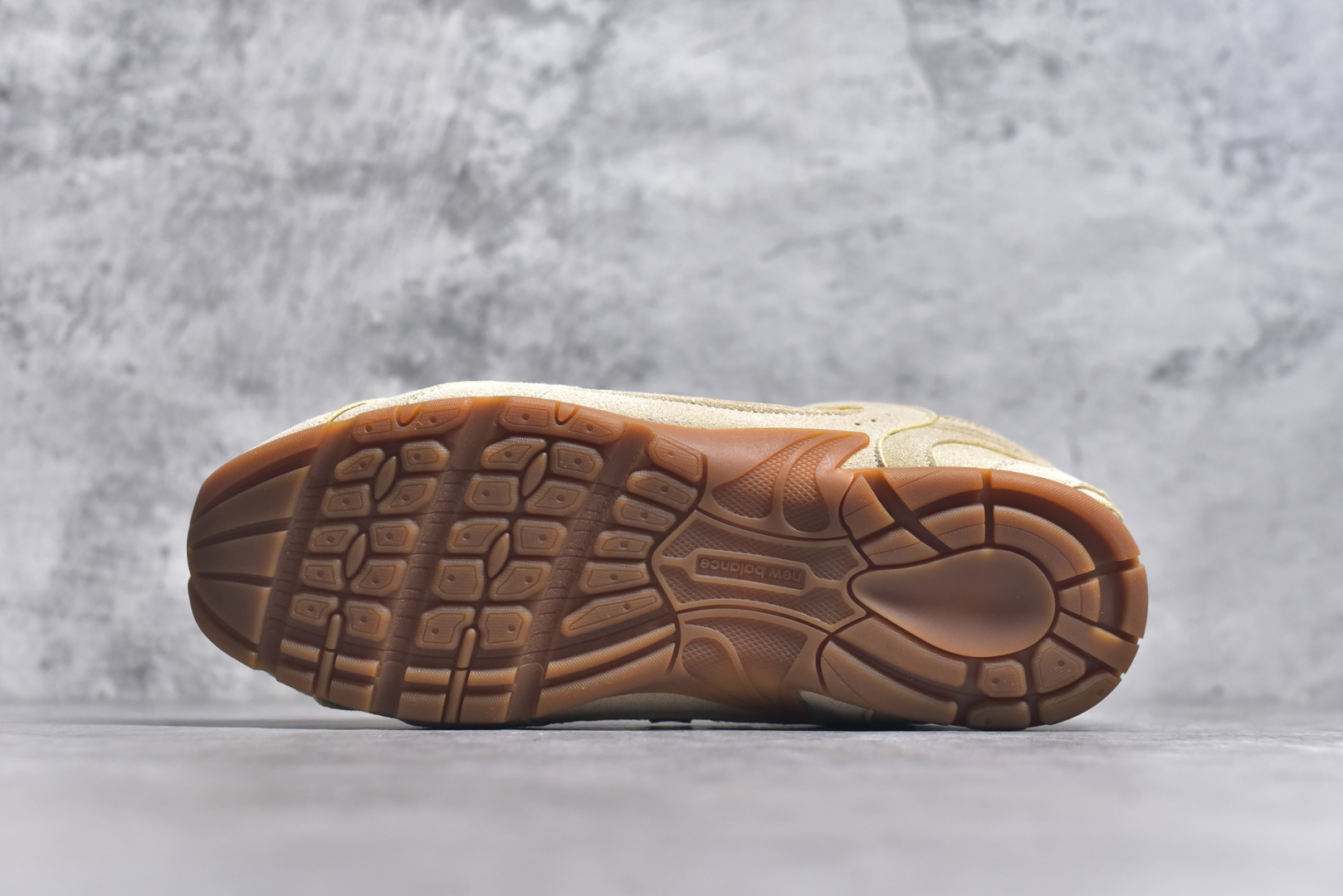 图片[6]-#M3 MiuMiu x New Balance NB530 SL 缪缪联名系列低帮经典复古休闲运动慢跑鞋 近几年运动品牌与各大潮流品牌不断推出联名产品，在球鞋圈拥有极高的热度。此外，奢侈品牌和运动品牌联名也早已非新鲜事，继 Dior 和 Jordan Brand 以及 Prada 和 adidas 合作后。近日，Miu Miu与New Balance的合作基本已经成为定番，每年都会上新，而近期的最新联名也已经正式曝光，预计会在24年春夏面世！相比之前两次使用的574，这次Miu Miu带来了全新风格。采用了全新型号MR530进行设计，继续使用复古的旧化效果和去年就被带火的美拉德配色打造。Miu Miu作为千禧文化的重要推手，这次也是直接挑选了New Balance 2000年代时发布的健身跑鞋MR530。整体做旧效果非常明显，甚至有些二手鞋的感觉，多少是有点瘦巴黎世家影响了……配色方面将会推出米色和棕色两种颜色可供选择，整体覆盖了做旧麂皮，鞋舌和鞋垫和之前一致，有Miu Miu的Logo，同时搭配皮革和棉质双鞋带组成。尺码：35.5 36 37 37.5 38 38.5 39.5 40 40.5 41.5 42 42.5 43.5 44 44.5 45-选品中心