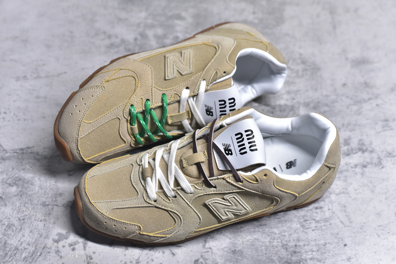 图片[7]-#M3 MiuMiu x New Balance NB530 SL 缪缪联名系列低帮经典复古休闲运动慢跑鞋 近几年运动品牌与各大潮流品牌不断推出联名产品，在球鞋圈拥有极高的热度。此外，奢侈品牌和运动品牌联名也早已非新鲜事，继 Dior 和 Jordan Brand 以及 Prada 和 adidas 合作后。近日，Miu Miu与New Balance的合作基本已经成为定番，每年都会上新，而近期的最新联名也已经正式曝光，预计会在24年春夏面世！相比之前两次使用的574，这次Miu Miu带来了全新风格。采用了全新型号MR530进行设计，继续使用复古的旧化效果和去年就被带火的美拉德配色打造。Miu Miu作为千禧文化的重要推手，这次也是直接挑选了New Balance 2000年代时发布的健身跑鞋MR530。整体做旧效果非常明显，甚至有些二手鞋的感觉，多少是有点瘦巴黎世家影响了……配色方面将会推出米色和棕色两种颜色可供选择，整体覆盖了做旧麂皮，鞋舌和鞋垫和之前一致，有Miu Miu的Logo，同时搭配皮革和棉质双鞋带组成。尺码：35.5 36 37 37.5 38 38.5 39.5 40 40.5 41.5 42 42.5 43.5 44 44.5 45-选品中心