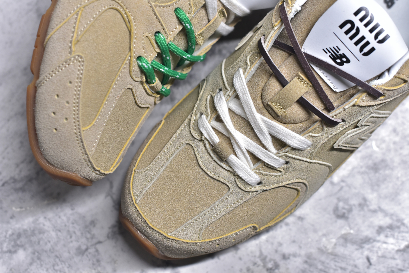 图片[8]-#M3 MiuMiu x New Balance NB530 SL 缪缪联名系列低帮经典复古休闲运动慢跑鞋 近几年运动品牌与各大潮流品牌不断推出联名产品，在球鞋圈拥有极高的热度。此外，奢侈品牌和运动品牌联名也早已非新鲜事，继 Dior 和 Jordan Brand 以及 Prada 和 adidas 合作后。近日，Miu Miu与New Balance的合作基本已经成为定番，每年都会上新，而近期的最新联名也已经正式曝光，预计会在24年春夏面世！相比之前两次使用的574，这次Miu Miu带来了全新风格。采用了全新型号MR530进行设计，继续使用复古的旧化效果和去年就被带火的美拉德配色打造。Miu Miu作为千禧文化的重要推手，这次也是直接挑选了New Balance 2000年代时发布的健身跑鞋MR530。整体做旧效果非常明显，甚至有些二手鞋的感觉，多少是有点瘦巴黎世家影响了……配色方面将会推出米色和棕色两种颜色可供选择，整体覆盖了做旧麂皮，鞋舌和鞋垫和之前一致，有Miu Miu的Logo，同时搭配皮革和棉质双鞋带组成。尺码：35.5 36 37 37.5 38 38.5 39.5 40 40.5 41.5 42 42.5 43.5 44 44.5 45-选品中心