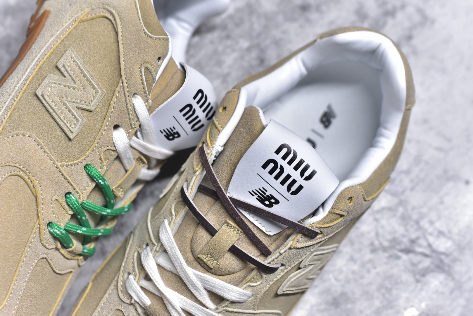 图片[9]-#M3 MiuMiu x New Balance NB530 SL 缪缪联名系列低帮经典复古休闲运动慢跑鞋 近几年运动品牌与各大潮流品牌不断推出联名产品，在球鞋圈拥有极高的热度。此外，奢侈品牌和运动品牌联名也早已非新鲜事，继 Dior 和 Jordan Brand 以及 Prada 和 adidas 合作后。近日，Miu Miu与New Balance的合作基本已经成为定番，每年都会上新，而近期的最新联名也已经正式曝光，预计会在24年春夏面世！相比之前两次使用的574，这次Miu Miu带来了全新风格。采用了全新型号MR530进行设计，继续使用复古的旧化效果和去年就被带火的美拉德配色打造。Miu Miu作为千禧文化的重要推手，这次也是直接挑选了New Balance 2000年代时发布的健身跑鞋MR530。整体做旧效果非常明显，甚至有些二手鞋的感觉，多少是有点瘦巴黎世家影响了……配色方面将会推出米色和棕色两种颜色可供选择，整体覆盖了做旧麂皮，鞋舌和鞋垫和之前一致，有Miu Miu的Logo，同时搭配皮革和棉质双鞋带组成。尺码：35.5 36 37 37.5 38 38.5 39.5 40 40.5 41.5 42 42.5 43.5 44 44.5 45-选品中心