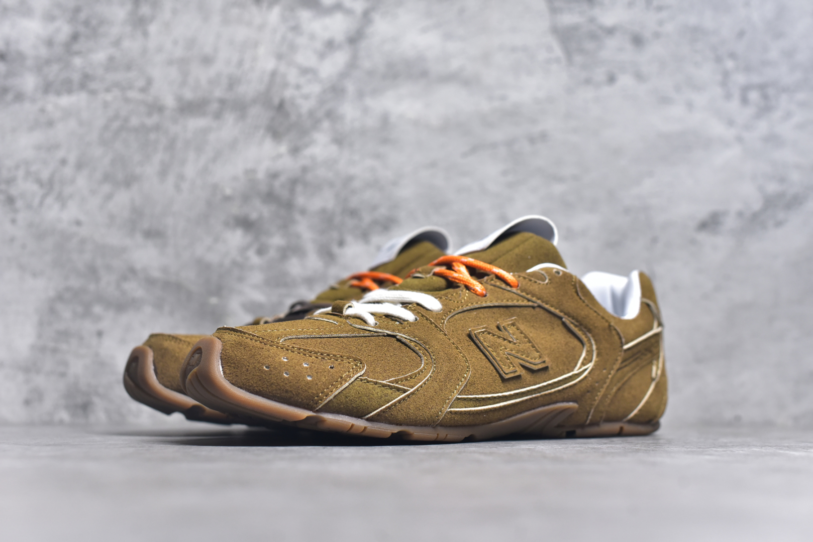 图片[2]-#M3 MiuMiu x New Balance NB530 SL 缪缪联名系列低帮经典复古休闲运动慢跑鞋 近几年运动品牌与各大潮流品牌不断推出联名产品，在球鞋圈拥有极高的热度。此外，奢侈品牌和运动品牌联名也早已非新鲜事，继 Dior 和 Jordan Brand 以及 Prada 和 adidas 合作后。近日，Miu Miu与New Balance的合作基本已经成为定番，每年都会上新，而近期的最新联名也已经正式曝光，预计会在24年春夏面世！相比之前两次使用的574，这次Miu Miu带来了全新风格。采用了全新型号MR530进行设计，继续使用复古的旧化效果和去年就被带火的美拉德配色打造。Miu Miu作为千禧文化的重要推手，这次也是直接挑选了New Balance 2000年代时发布的健身跑鞋MR530。整体做旧效果非常明显，甚至有些二手鞋的感觉，多少是有点瘦巴黎世家影响了……配色方面将会推出米色和棕色两种颜色可供选择，整体覆盖了做旧麂皮，鞋舌和鞋垫和之前一致，有Miu Miu的Logo，同时搭配皮革和棉质双鞋带组成。尺码：35.5 36 37 37.5 38 38.5 39.5 40 40.5 41.5 42 42.5 43.5 44 44.5 45-选品中心