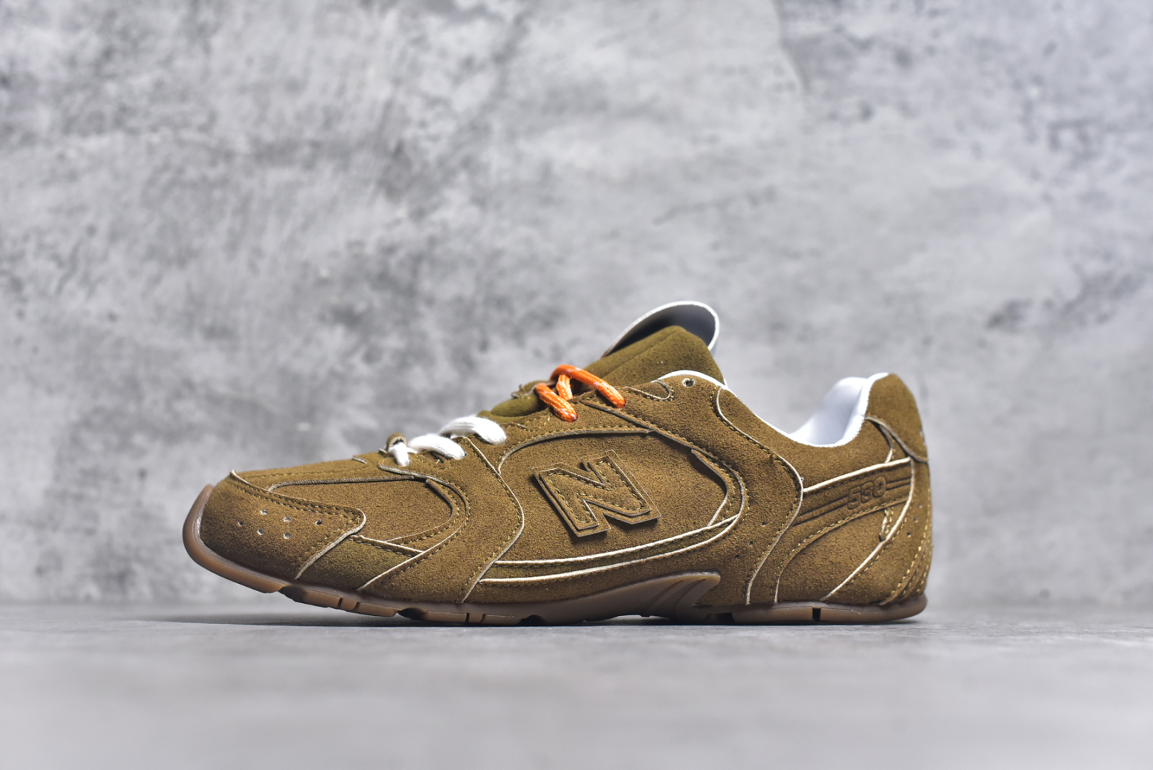 #M3 MiuMiu x New Balance NB530 SL 缪缪联名系列低帮经典复古休闲运动慢跑鞋 近几年运动品牌与各大潮流品牌不断推出联名产品，在球鞋圈拥有极高的热度。此外，奢侈品牌和运动品牌联名也早已非新鲜事，继 Dior 和 Jordan Brand 以及 Prada 和 adidas 合作后。近日，Miu Miu与New Balance的合作基本已经成为定番，每年都会上新，而近期的最新联名也已经正式曝光，预计会在24年春夏面世！相比之前两次使用的574，这次Miu Miu带来了全新风格。采用了全新型号MR530进行设计，继续使用复古的旧化效果和去年就被带火的美拉德配色打造。Miu Miu作为千禧文化的重要推手，这次也是直接挑选了New Balance 2000年代时发布的健身跑鞋MR530。整体做旧效果非常明显，甚至有些二手鞋的感觉，多少是有点瘦巴黎世家影响了……配色方面将会推出米色和棕色两种颜色可供选择，整体覆盖了做旧麂皮，鞋舌和鞋垫和之前一致，有Miu Miu的Logo，同时搭配皮革和棉质双鞋带组成。尺码：35.5 36 37 37.5 38 38.5 39.5 40 40.5 41.5 42 42.5 43.5 44 44.5 45-选品中心