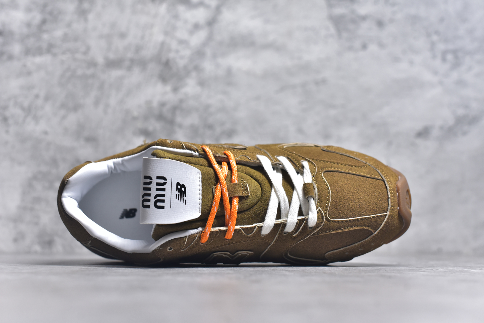 图片[4]-#M3 MiuMiu x New Balance NB530 SL 缪缪联名系列低帮经典复古休闲运动慢跑鞋 近几年运动品牌与各大潮流品牌不断推出联名产品，在球鞋圈拥有极高的热度。此外，奢侈品牌和运动品牌联名也早已非新鲜事，继 Dior 和 Jordan Brand 以及 Prada 和 adidas 合作后。近日，Miu Miu与New Balance的合作基本已经成为定番，每年都会上新，而近期的最新联名也已经正式曝光，预计会在24年春夏面世！相比之前两次使用的574，这次Miu Miu带来了全新风格。采用了全新型号MR530进行设计，继续使用复古的旧化效果和去年就被带火的美拉德配色打造。Miu Miu作为千禧文化的重要推手，这次也是直接挑选了New Balance 2000年代时发布的健身跑鞋MR530。整体做旧效果非常明显，甚至有些二手鞋的感觉，多少是有点瘦巴黎世家影响了……配色方面将会推出米色和棕色两种颜色可供选择，整体覆盖了做旧麂皮，鞋舌和鞋垫和之前一致，有Miu Miu的Logo，同时搭配皮革和棉质双鞋带组成。尺码：35.5 36 37 37.5 38 38.5 39.5 40 40.5 41.5 42 42.5 43.5 44 44.5 45-选品中心