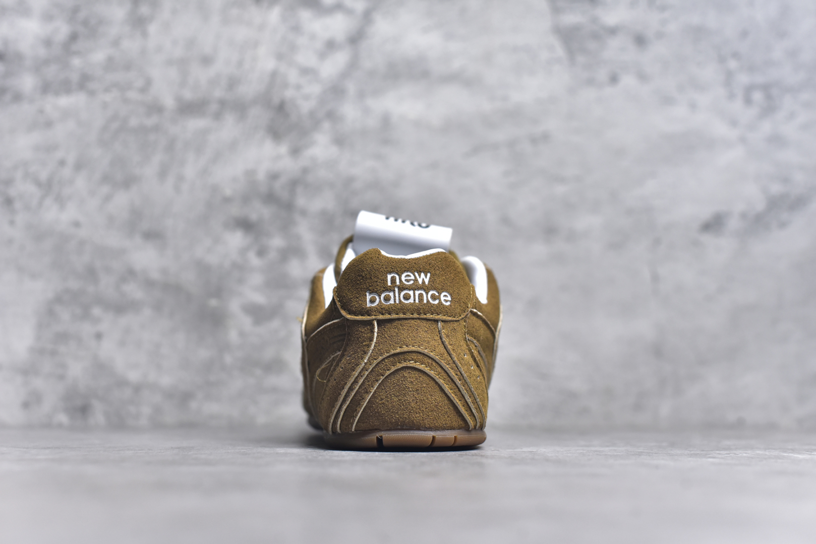 图片[5]-#M3 MiuMiu x New Balance NB530 SL 缪缪联名系列低帮经典复古休闲运动慢跑鞋 近几年运动品牌与各大潮流品牌不断推出联名产品，在球鞋圈拥有极高的热度。此外，奢侈品牌和运动品牌联名也早已非新鲜事，继 Dior 和 Jordan Brand 以及 Prada 和 adidas 合作后。近日，Miu Miu与New Balance的合作基本已经成为定番，每年都会上新，而近期的最新联名也已经正式曝光，预计会在24年春夏面世！相比之前两次使用的574，这次Miu Miu带来了全新风格。采用了全新型号MR530进行设计，继续使用复古的旧化效果和去年就被带火的美拉德配色打造。Miu Miu作为千禧文化的重要推手，这次也是直接挑选了New Balance 2000年代时发布的健身跑鞋MR530。整体做旧效果非常明显，甚至有些二手鞋的感觉，多少是有点瘦巴黎世家影响了……配色方面将会推出米色和棕色两种颜色可供选择，整体覆盖了做旧麂皮，鞋舌和鞋垫和之前一致，有Miu Miu的Logo，同时搭配皮革和棉质双鞋带组成。尺码：35.5 36 37 37.5 38 38.5 39.5 40 40.5 41.5 42 42.5 43.5 44 44.5 45-选品中心