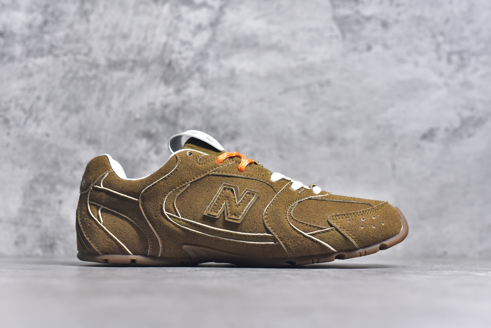 图片[3]-#M3 MiuMiu x New Balance NB530 SL 缪缪联名系列低帮经典复古休闲运动慢跑鞋 近几年运动品牌与各大潮流品牌不断推出联名产品，在球鞋圈拥有极高的热度。此外，奢侈品牌和运动品牌联名也早已非新鲜事，继 Dior 和 Jordan Brand 以及 Prada 和 adidas 合作后。近日，Miu Miu与New Balance的合作基本已经成为定番，每年都会上新，而近期的最新联名也已经正式曝光，预计会在24年春夏面世！相比之前两次使用的574，这次Miu Miu带来了全新风格。采用了全新型号MR530进行设计，继续使用复古的旧化效果和去年就被带火的美拉德配色打造。Miu Miu作为千禧文化的重要推手，这次也是直接挑选了New Balance 2000年代时发布的健身跑鞋MR530。整体做旧效果非常明显，甚至有些二手鞋的感觉，多少是有点瘦巴黎世家影响了……配色方面将会推出米色和棕色两种颜色可供选择，整体覆盖了做旧麂皮，鞋舌和鞋垫和之前一致，有Miu Miu的Logo，同时搭配皮革和棉质双鞋带组成。尺码：35.5 36 37 37.5 38 38.5 39.5 40 40.5 41.5 42 42.5 43.5 44 44.5 45-选品中心
