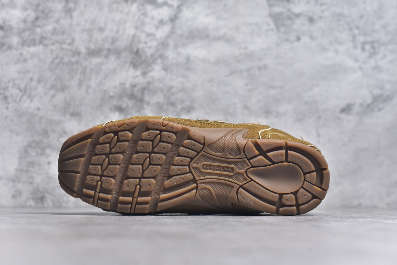 图片[6]-#M3 MiuMiu x New Balance NB530 SL 缪缪联名系列低帮经典复古休闲运动慢跑鞋 近几年运动品牌与各大潮流品牌不断推出联名产品，在球鞋圈拥有极高的热度。此外，奢侈品牌和运动品牌联名也早已非新鲜事，继 Dior 和 Jordan Brand 以及 Prada 和 adidas 合作后。近日，Miu Miu与New Balance的合作基本已经成为定番，每年都会上新，而近期的最新联名也已经正式曝光，预计会在24年春夏面世！相比之前两次使用的574，这次Miu Miu带来了全新风格。采用了全新型号MR530进行设计，继续使用复古的旧化效果和去年就被带火的美拉德配色打造。Miu Miu作为千禧文化的重要推手，这次也是直接挑选了New Balance 2000年代时发布的健身跑鞋MR530。整体做旧效果非常明显，甚至有些二手鞋的感觉，多少是有点瘦巴黎世家影响了……配色方面将会推出米色和棕色两种颜色可供选择，整体覆盖了做旧麂皮，鞋舌和鞋垫和之前一致，有Miu Miu的Logo，同时搭配皮革和棉质双鞋带组成。尺码：35.5 36 37 37.5 38 38.5 39.5 40 40.5 41.5 42 42.5 43.5 44 44.5 45-选品中心