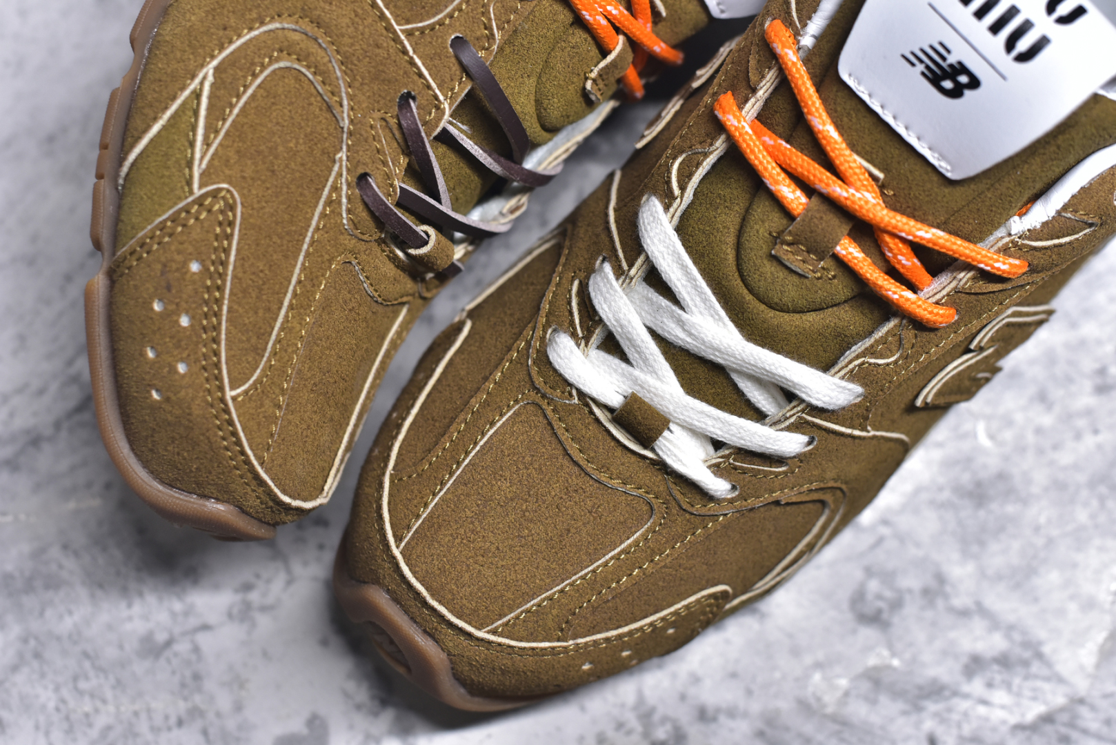 图片[8]-#M3 MiuMiu x New Balance NB530 SL 缪缪联名系列低帮经典复古休闲运动慢跑鞋 近几年运动品牌与各大潮流品牌不断推出联名产品，在球鞋圈拥有极高的热度。此外，奢侈品牌和运动品牌联名也早已非新鲜事，继 Dior 和 Jordan Brand 以及 Prada 和 adidas 合作后。近日，Miu Miu与New Balance的合作基本已经成为定番，每年都会上新，而近期的最新联名也已经正式曝光，预计会在24年春夏面世！相比之前两次使用的574，这次Miu Miu带来了全新风格。采用了全新型号MR530进行设计，继续使用复古的旧化效果和去年就被带火的美拉德配色打造。Miu Miu作为千禧文化的重要推手，这次也是直接挑选了New Balance 2000年代时发布的健身跑鞋MR530。整体做旧效果非常明显，甚至有些二手鞋的感觉，多少是有点瘦巴黎世家影响了……配色方面将会推出米色和棕色两种颜色可供选择，整体覆盖了做旧麂皮，鞋舌和鞋垫和之前一致，有Miu Miu的Logo，同时搭配皮革和棉质双鞋带组成。尺码：35.5 36 37 37.5 38 38.5 39.5 40 40.5 41.5 42 42.5 43.5 44 44.5 45-选品中心