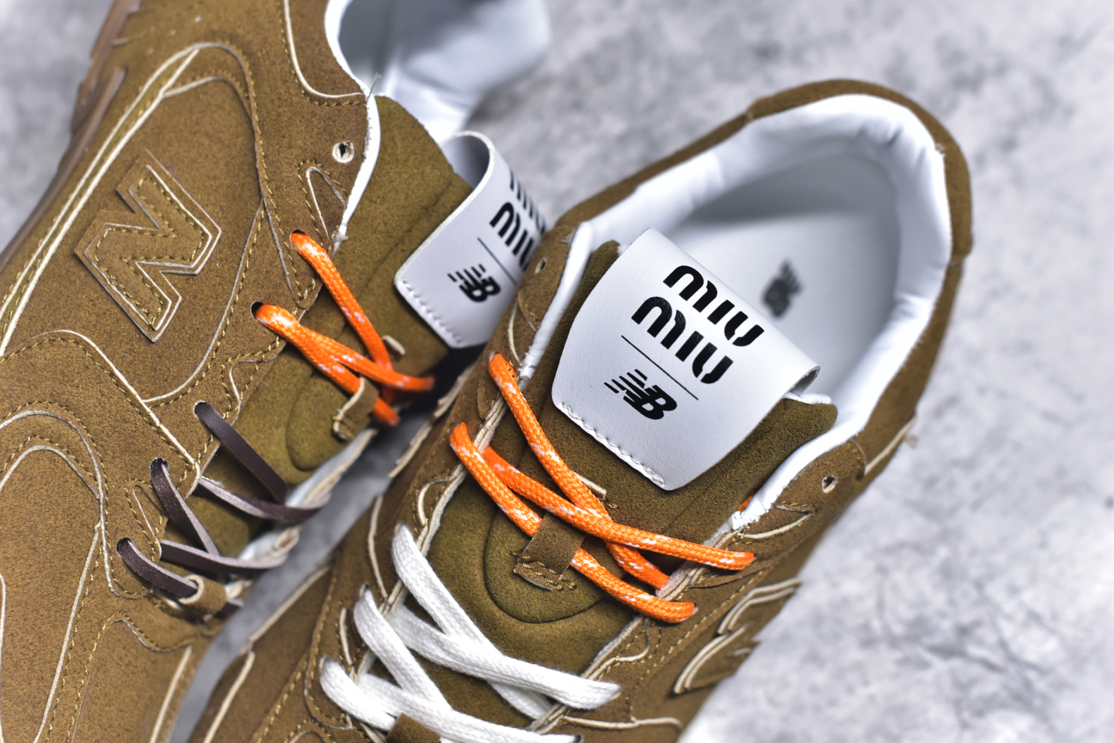 图片[9]-#M3 MiuMiu x New Balance NB530 SL 缪缪联名系列低帮经典复古休闲运动慢跑鞋 近几年运动品牌与各大潮流品牌不断推出联名产品，在球鞋圈拥有极高的热度。此外，奢侈品牌和运动品牌联名也早已非新鲜事，继 Dior 和 Jordan Brand 以及 Prada 和 adidas 合作后。近日，Miu Miu与New Balance的合作基本已经成为定番，每年都会上新，而近期的最新联名也已经正式曝光，预计会在24年春夏面世！相比之前两次使用的574，这次Miu Miu带来了全新风格。采用了全新型号MR530进行设计，继续使用复古的旧化效果和去年就被带火的美拉德配色打造。Miu Miu作为千禧文化的重要推手，这次也是直接挑选了New Balance 2000年代时发布的健身跑鞋MR530。整体做旧效果非常明显，甚至有些二手鞋的感觉，多少是有点瘦巴黎世家影响了……配色方面将会推出米色和棕色两种颜色可供选择，整体覆盖了做旧麂皮，鞋舌和鞋垫和之前一致，有Miu Miu的Logo，同时搭配皮革和棉质双鞋带组成。尺码：35.5 36 37 37.5 38 38.5 39.5 40 40.5 41.5 42 42.5 43.5 44 44.5 45-选品中心