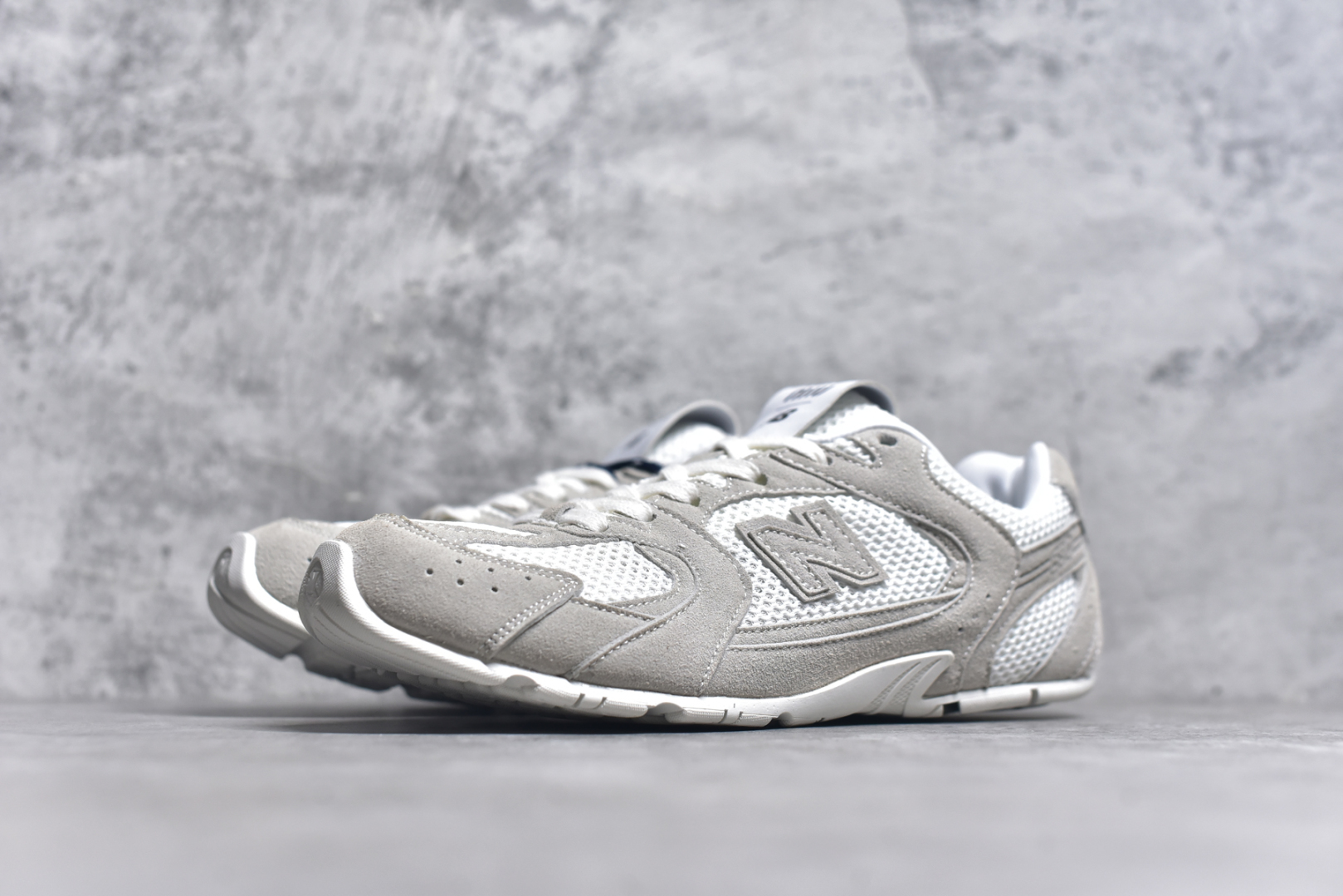 图片[2]-#M3 MiuMiu x New Balance NB530 SL 缪缪联名系列低帮经典复古休闲运动慢跑鞋 近几年运动品牌与各大潮流品牌不断推出联名产品，在球鞋圈拥有极高的热度。此外，奢侈品牌和运动品牌联名也早已非新鲜事，继 Dior 和 Jordan Brand 以及 Prada 和 adidas 合作后。近日，Miu Miu与New Balance的合作基本已经成为定番，每年都会上新，而近期的最新联名也已经正式曝光，预计会在24年春夏面世！相比之前两次使用的574，这次Miu Miu带来了全新风格。采用了全新型号MR530进行设计，继续使用复古的旧化效果和去年就被带火的美拉德配色打造。Miu Miu作为千禧文化的重要推手，这次也是直接挑选了New Balance 2000年代时发布的健身跑鞋MR530。整体做旧效果非常明显，甚至有些二手鞋的感觉，多少是有点瘦巴黎世家影响了……配色方面将会推出米色和棕色两种颜色可供选择，整体覆盖了做旧麂皮，鞋舌和鞋垫和之前一致，有Miu Miu的Logo，同时搭配皮革和棉质双鞋带组成。尺码：35.5 36 37 37.5 38 38.5 39.5 40 40.5 41.5 42 42.5 43.5 44 44.5 45-选品中心