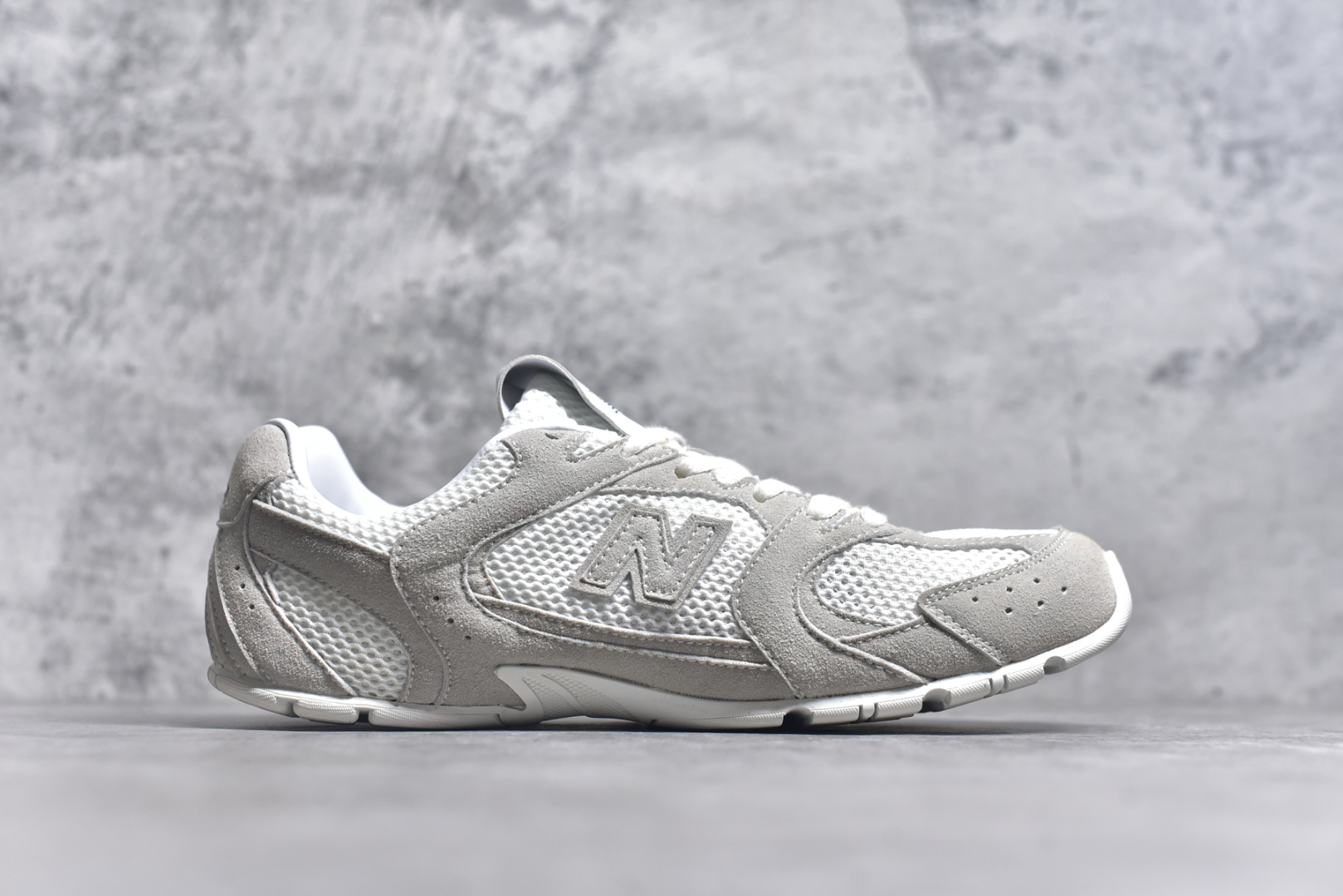 图片[3]-#M3 MiuMiu x New Balance NB530 SL 缪缪联名系列低帮经典复古休闲运动慢跑鞋 近几年运动品牌与各大潮流品牌不断推出联名产品，在球鞋圈拥有极高的热度。此外，奢侈品牌和运动品牌联名也早已非新鲜事，继 Dior 和 Jordan Brand 以及 Prada 和 adidas 合作后。近日，Miu Miu与New Balance的合作基本已经成为定番，每年都会上新，而近期的最新联名也已经正式曝光，预计会在24年春夏面世！相比之前两次使用的574，这次Miu Miu带来了全新风格。采用了全新型号MR530进行设计，继续使用复古的旧化效果和去年就被带火的美拉德配色打造。Miu Miu作为千禧文化的重要推手，这次也是直接挑选了New Balance 2000年代时发布的健身跑鞋MR530。整体做旧效果非常明显，甚至有些二手鞋的感觉，多少是有点瘦巴黎世家影响了……配色方面将会推出米色和棕色两种颜色可供选择，整体覆盖了做旧麂皮，鞋舌和鞋垫和之前一致，有Miu Miu的Logo，同时搭配皮革和棉质双鞋带组成。尺码：35.5 36 37 37.5 38 38.5 39.5 40 40.5 41.5 42 42.5 43.5 44 44.5 45-选品中心