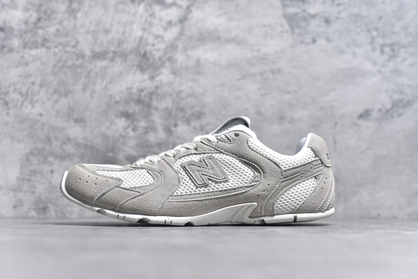 #M3 MiuMiu x New Balance NB530 SL 缪缪联名系列低帮经典复古休闲运动慢跑鞋 近几年运动品牌与各大潮流品牌不断推出联名产品，在球鞋圈拥有极高的热度。此外，奢侈品牌和运动品牌联名也早已非新鲜事，继 Dior 和 Jordan Brand 以及 Prada 和 adidas 合作后。近日，Miu Miu与New Balance的合作基本已经成为定番，每年都会上新，而近期的最新联名也已经正式曝光，预计会在24年春夏面世！相比之前两次使用的574，这次Miu Miu带来了全新风格。采用了全新型号MR530进行设计，继续使用复古的旧化效果和去年就被带火的美拉德配色打造。Miu Miu作为千禧文化的重要推手，这次也是直接挑选了New Balance 2000年代时发布的健身跑鞋MR530。整体做旧效果非常明显，甚至有些二手鞋的感觉，多少是有点瘦巴黎世家影响了……配色方面将会推出米色和棕色两种颜色可供选择，整体覆盖了做旧麂皮，鞋舌和鞋垫和之前一致，有Miu Miu的Logo，同时搭配皮革和棉质双鞋带组成。尺码：35.5 36 37 37.5 38 38.5 39.5 40 40.5 41.5 42 42.5 43.5 44 44.5 45-选品中心