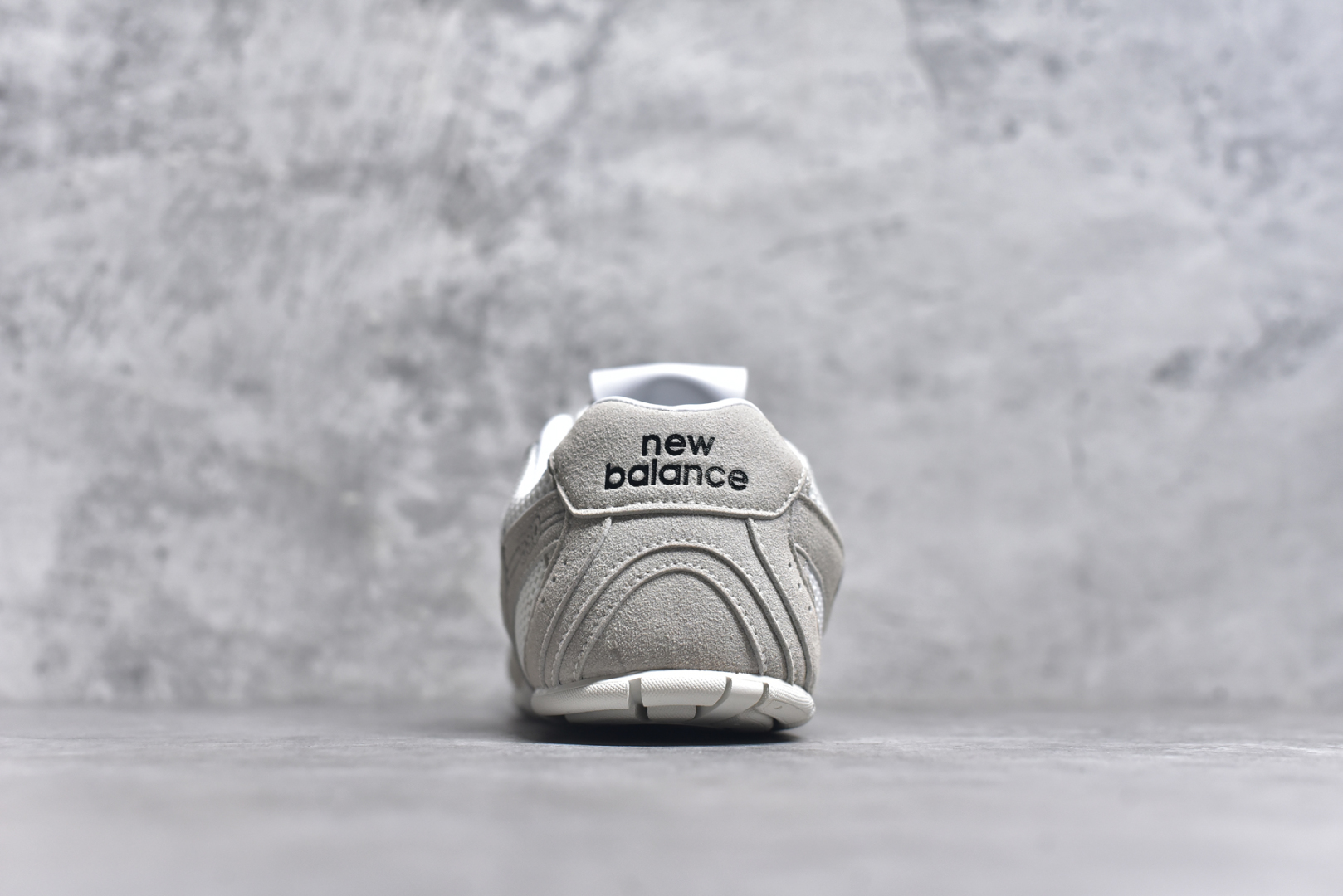 图片[5]-#M3 MiuMiu x New Balance NB530 SL 缪缪联名系列低帮经典复古休闲运动慢跑鞋 近几年运动品牌与各大潮流品牌不断推出联名产品，在球鞋圈拥有极高的热度。此外，奢侈品牌和运动品牌联名也早已非新鲜事，继 Dior 和 Jordan Brand 以及 Prada 和 adidas 合作后。近日，Miu Miu与New Balance的合作基本已经成为定番，每年都会上新，而近期的最新联名也已经正式曝光，预计会在24年春夏面世！相比之前两次使用的574，这次Miu Miu带来了全新风格。采用了全新型号MR530进行设计，继续使用复古的旧化效果和去年就被带火的美拉德配色打造。Miu Miu作为千禧文化的重要推手，这次也是直接挑选了New Balance 2000年代时发布的健身跑鞋MR530。整体做旧效果非常明显，甚至有些二手鞋的感觉，多少是有点瘦巴黎世家影响了……配色方面将会推出米色和棕色两种颜色可供选择，整体覆盖了做旧麂皮，鞋舌和鞋垫和之前一致，有Miu Miu的Logo，同时搭配皮革和棉质双鞋带组成。尺码：35.5 36 37 37.5 38 38.5 39.5 40 40.5 41.5 42 42.5 43.5 44 44.5 45-选品中心