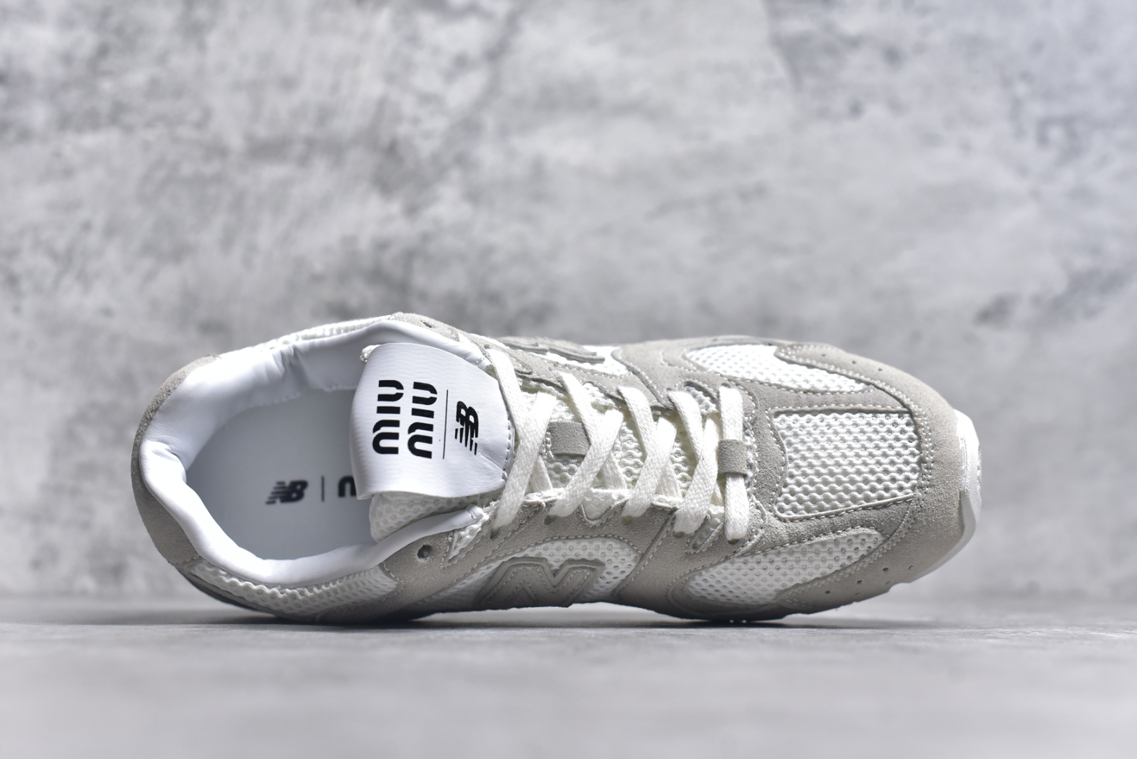 图片[4]-#M3 MiuMiu x New Balance NB530 SL 缪缪联名系列低帮经典复古休闲运动慢跑鞋 近几年运动品牌与各大潮流品牌不断推出联名产品，在球鞋圈拥有极高的热度。此外，奢侈品牌和运动品牌联名也早已非新鲜事，继 Dior 和 Jordan Brand 以及 Prada 和 adidas 合作后。近日，Miu Miu与New Balance的合作基本已经成为定番，每年都会上新，而近期的最新联名也已经正式曝光，预计会在24年春夏面世！相比之前两次使用的574，这次Miu Miu带来了全新风格。采用了全新型号MR530进行设计，继续使用复古的旧化效果和去年就被带火的美拉德配色打造。Miu Miu作为千禧文化的重要推手，这次也是直接挑选了New Balance 2000年代时发布的健身跑鞋MR530。整体做旧效果非常明显，甚至有些二手鞋的感觉，多少是有点瘦巴黎世家影响了……配色方面将会推出米色和棕色两种颜色可供选择，整体覆盖了做旧麂皮，鞋舌和鞋垫和之前一致，有Miu Miu的Logo，同时搭配皮革和棉质双鞋带组成。尺码：35.5 36 37 37.5 38 38.5 39.5 40 40.5 41.5 42 42.5 43.5 44 44.5 45-选品中心