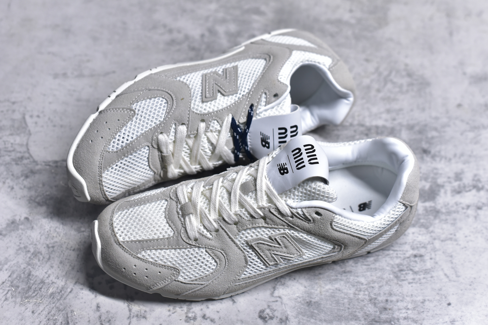 图片[7]-#M3 MiuMiu x New Balance NB530 SL 缪缪联名系列低帮经典复古休闲运动慢跑鞋 近几年运动品牌与各大潮流品牌不断推出联名产品，在球鞋圈拥有极高的热度。此外，奢侈品牌和运动品牌联名也早已非新鲜事，继 Dior 和 Jordan Brand 以及 Prada 和 adidas 合作后。近日，Miu Miu与New Balance的合作基本已经成为定番，每年都会上新，而近期的最新联名也已经正式曝光，预计会在24年春夏面世！相比之前两次使用的574，这次Miu Miu带来了全新风格。采用了全新型号MR530进行设计，继续使用复古的旧化效果和去年就被带火的美拉德配色打造。Miu Miu作为千禧文化的重要推手，这次也是直接挑选了New Balance 2000年代时发布的健身跑鞋MR530。整体做旧效果非常明显，甚至有些二手鞋的感觉，多少是有点瘦巴黎世家影响了……配色方面将会推出米色和棕色两种颜色可供选择，整体覆盖了做旧麂皮，鞋舌和鞋垫和之前一致，有Miu Miu的Logo，同时搭配皮革和棉质双鞋带组成。尺码：35.5 36 37 37.5 38 38.5 39.5 40 40.5 41.5 42 42.5 43.5 44 44.5 45-选品中心