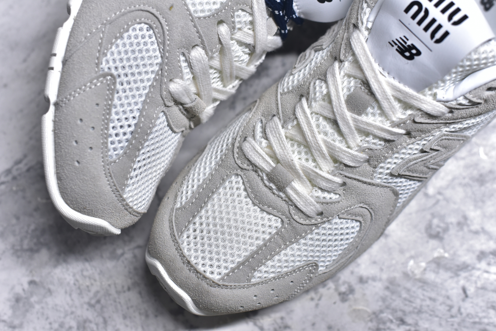 图片[8]-#M3 MiuMiu x New Balance NB530 SL 缪缪联名系列低帮经典复古休闲运动慢跑鞋 近几年运动品牌与各大潮流品牌不断推出联名产品，在球鞋圈拥有极高的热度。此外，奢侈品牌和运动品牌联名也早已非新鲜事，继 Dior 和 Jordan Brand 以及 Prada 和 adidas 合作后。近日，Miu Miu与New Balance的合作基本已经成为定番，每年都会上新，而近期的最新联名也已经正式曝光，预计会在24年春夏面世！相比之前两次使用的574，这次Miu Miu带来了全新风格。采用了全新型号MR530进行设计，继续使用复古的旧化效果和去年就被带火的美拉德配色打造。Miu Miu作为千禧文化的重要推手，这次也是直接挑选了New Balance 2000年代时发布的健身跑鞋MR530。整体做旧效果非常明显，甚至有些二手鞋的感觉，多少是有点瘦巴黎世家影响了……配色方面将会推出米色和棕色两种颜色可供选择，整体覆盖了做旧麂皮，鞋舌和鞋垫和之前一致，有Miu Miu的Logo，同时搭配皮革和棉质双鞋带组成。尺码：35.5 36 37 37.5 38 38.5 39.5 40 40.5 41.5 42 42.5 43.5 44 44.5 45-选品中心