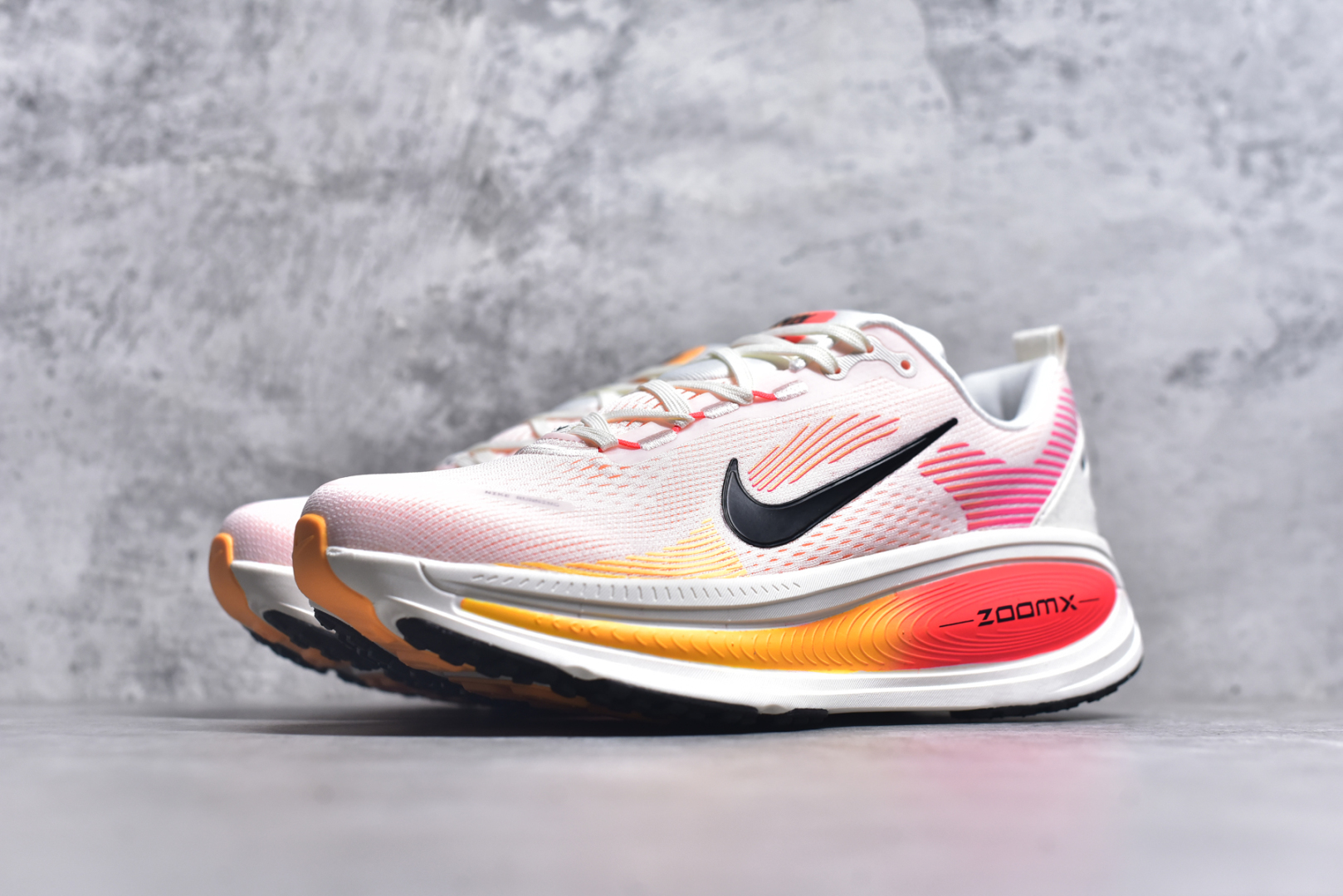 图片[2]-#NK Air Zoom Vomero 18 轻便舒适公路跑步鞋 HM6804-100 质感柔软 弹力充沛 助力一路畅跑 乐享不停 厚实泡绵缔造舒适的回弹效果 铸就出色跑步表现 该鞋款轻盈透气 带你步入舒适新境界 疾速刺激感和非凡舒适脚感交织 定能让跑者在迈步间找到渴望已久的跑步乐趣 自如掌控跑步节奏、配速和里程 足底缓震配置赋予双足柔软舒适感受 助你一路畅跑 缓震设计 在双足触地时有助提供舒适脚感 搭载性能出众的 ZoomX 和 Cushlon 泡绵 营造柔软舒适脚感 助你稳稳迈步 基于跑者反馈 简化中底设计 带来出色舒适感 尺码：36 36.5 37.5 38 38.5 39 40 40.5 41 42 42.5 43 44 44.5 45-选品中心