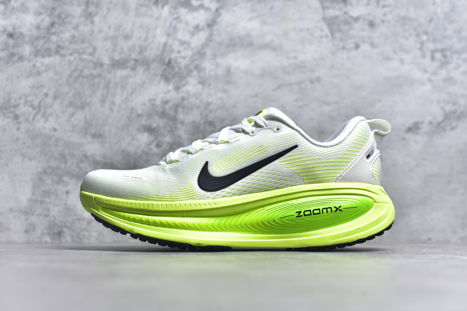 #NK Air Zoom Vomero 18 轻便舒适公路跑步鞋 HM6804-100 质感柔软 弹力充沛 助力一路畅跑 乐享不停 厚实泡绵缔造舒适的回弹效果 铸就出色跑步表现 该鞋款轻盈透气 带你步入舒适新境界 疾速刺激感和非凡舒适脚感交织 定能让跑者在迈步间找到渴望已久的跑步乐趣 自如掌控跑步节奏、配速和里程 足底缓震配置赋予双足柔软舒适感受 助你一路畅跑 缓震设计 在双足触地时有助提供舒适脚感 搭载性能出众的 ZoomX 和 Cushlon 泡绵 营造柔软舒适脚感 助你稳稳迈步 基于跑者反馈 简化中底设计 带来出色舒适感 尺码：36 36.5 37.5 38 38.5 39 40 40.5 41 42 42.5 43 44 44.5 45-选品中心
