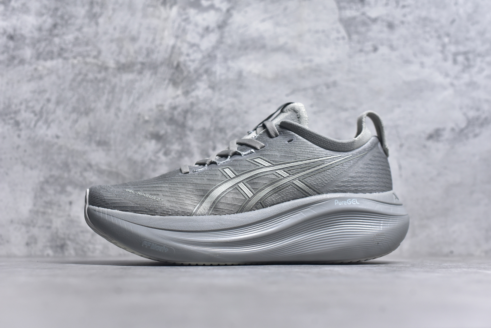 #Asics GEL-Nimbus 27 亚瑟士缓震跑鞋 近年复古风潮的势头很旺 ASICS一直坚信保持身体的健康与活力是打造健康快乐的生活方式的最佳途径 ASICS为复古鞋型注入新设计 为玩家的街头穿搭提供了更多可能 GEL-NIMBUSTM9运动鞋最初是为中立和仰卧跑步者设计的长距离训练器 采用原始材料和关键细节重新设计 其Y2K时代的工业外观也被大胆的对比和色块所抵消 尺码：36 36.5 37.5 38 38.5 39 40 40.5 41.5 42 42.5 43.5 44 44.5 45-选品中心