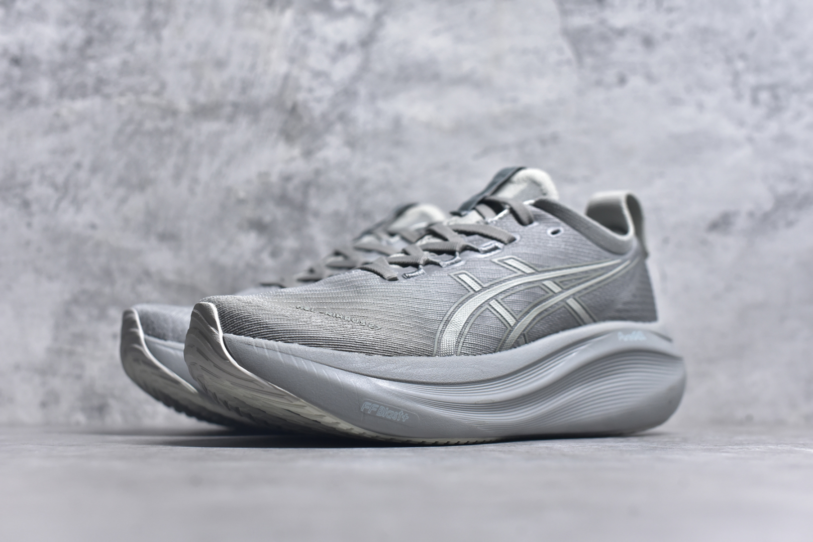 图片[2]-#Asics GEL-Nimbus 27 亚瑟士缓震跑鞋 近年复古风潮的势头很旺 ASICS一直坚信保持身体的健康与活力是打造健康快乐的生活方式的最佳途径 ASICS为复古鞋型注入新设计 为玩家的街头穿搭提供了更多可能 GEL-NIMBUSTM9运动鞋最初是为中立和仰卧跑步者设计的长距离训练器 采用原始材料和关键细节重新设计 其Y2K时代的工业外观也被大胆的对比和色块所抵消 尺码：36 36.5 37.5 38 38.5 39 40 40.5 41.5 42 42.5 43.5 44 44.5 45-选品中心