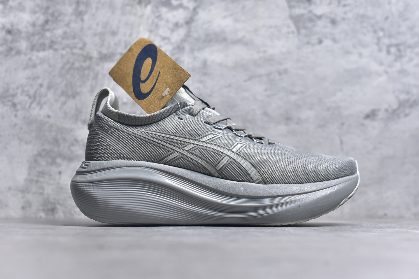 图片[3]-#Asics GEL-Nimbus 27 亚瑟士缓震跑鞋 近年复古风潮的势头很旺 ASICS一直坚信保持身体的健康与活力是打造健康快乐的生活方式的最佳途径 ASICS为复古鞋型注入新设计 为玩家的街头穿搭提供了更多可能 GEL-NIMBUSTM9运动鞋最初是为中立和仰卧跑步者设计的长距离训练器 采用原始材料和关键细节重新设计 其Y2K时代的工业外观也被大胆的对比和色块所抵消 尺码：36 36.5 37.5 38 38.5 39 40 40.5 41.5 42 42.5 43.5 44 44.5 45-选品中心