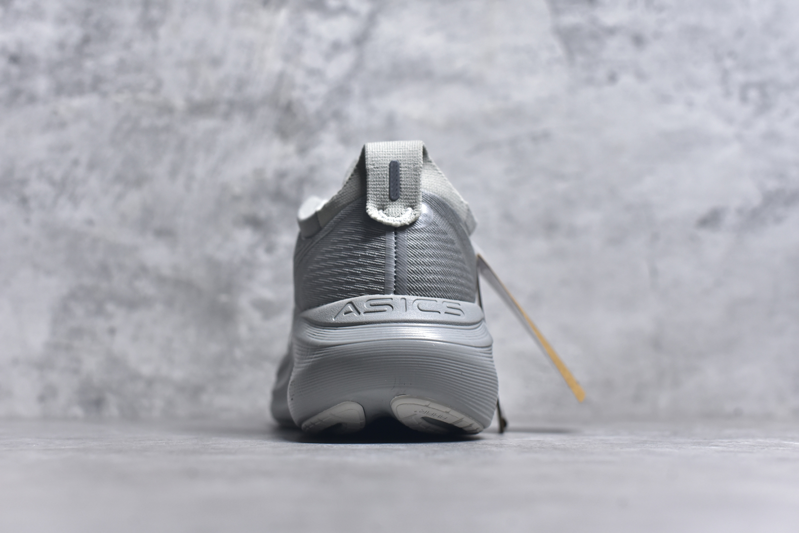 图片[5]-#Asics GEL-Nimbus 27 亚瑟士缓震跑鞋 近年复古风潮的势头很旺 ASICS一直坚信保持身体的健康与活力是打造健康快乐的生活方式的最佳途径 ASICS为复古鞋型注入新设计 为玩家的街头穿搭提供了更多可能 GEL-NIMBUSTM9运动鞋最初是为中立和仰卧跑步者设计的长距离训练器 采用原始材料和关键细节重新设计 其Y2K时代的工业外观也被大胆的对比和色块所抵消 尺码：36 36.5 37.5 38 38.5 39 40 40.5 41.5 42 42.5 43.5 44 44.5 45-选品中心