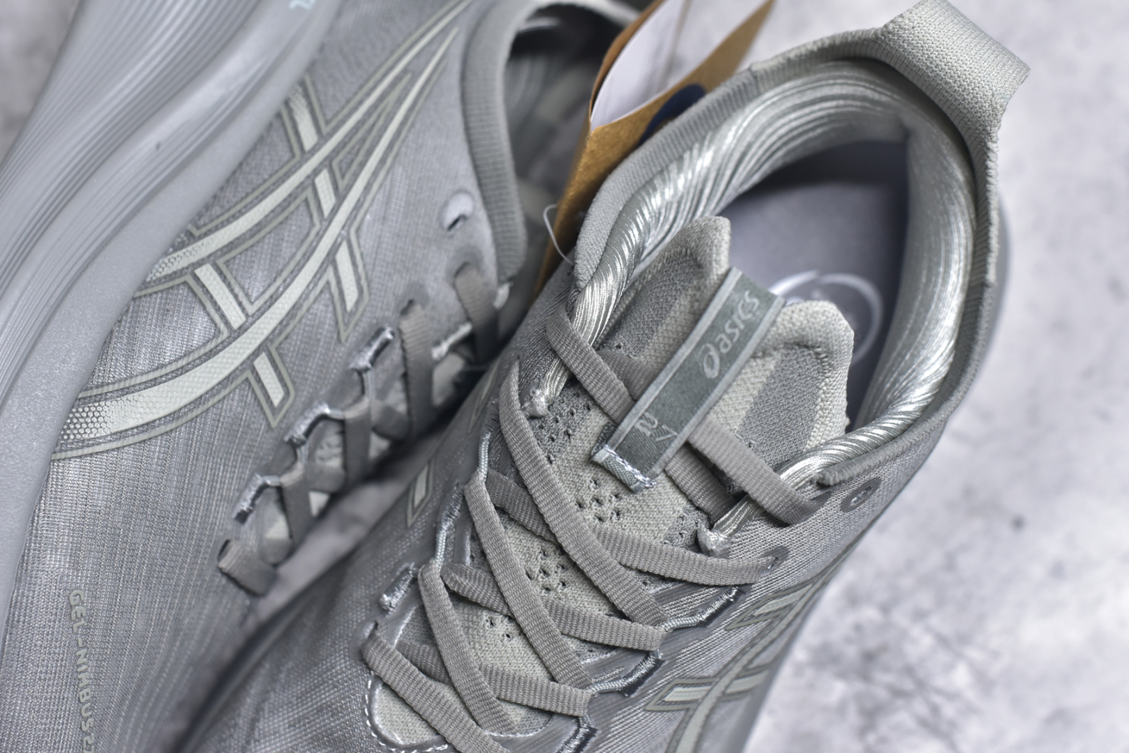 图片[9]-#Asics GEL-Nimbus 27 亚瑟士缓震跑鞋 近年复古风潮的势头很旺 ASICS一直坚信保持身体的健康与活力是打造健康快乐的生活方式的最佳途径 ASICS为复古鞋型注入新设计 为玩家的街头穿搭提供了更多可能 GEL-NIMBUSTM9运动鞋最初是为中立和仰卧跑步者设计的长距离训练器 采用原始材料和关键细节重新设计 其Y2K时代的工业外观也被大胆的对比和色块所抵消 尺码：36 36.5 37.5 38 38.5 39 40 40.5 41.5 42 42.5 43.5 44 44.5 45-选品中心