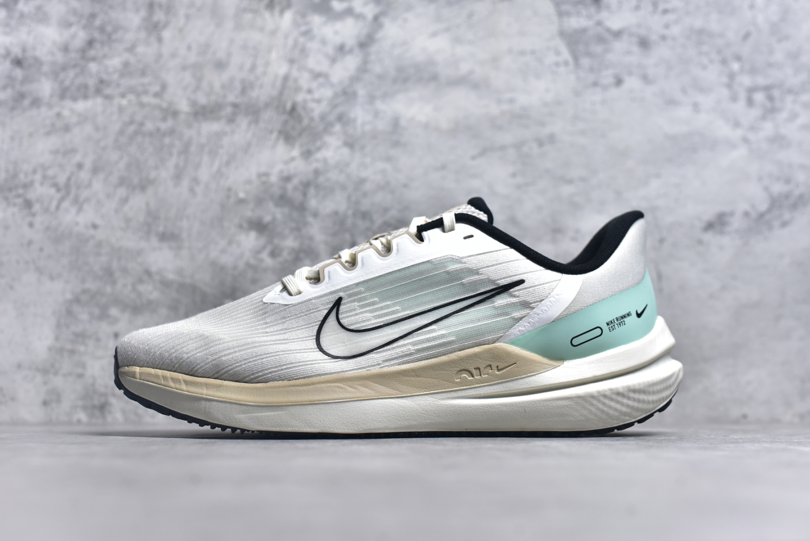 #NK Air Zoom Winflo V9 登月网面透气专业跑步鞋 原档案数据原厂网纱 正确高频花纹 前后掌内置Zoom Air气垫 原装MD大底 脚感完美还原 原盒原配 QC检验、钢印 俱全 原底科技 同步原版 脚感堪比Boost 尺码：39 40 40.5 41 42 42.5 43 44 44.5 45-选品中心