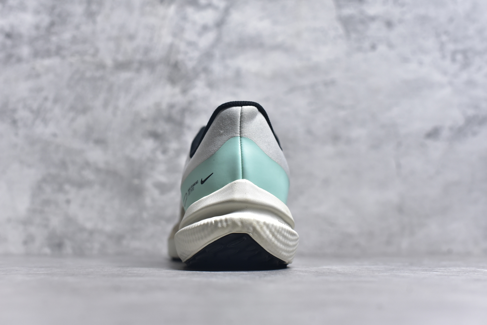 图片[5]-#NK Air Zoom Winflo V9 登月网面透气专业跑步鞋 原档案数据原厂网纱 正确高频花纹 前后掌内置Zoom Air气垫 原装MD大底 脚感完美还原 原盒原配 QC检验、钢印 俱全 原底科技 同步原版 脚感堪比Boost 尺码：39 40 40.5 41 42 42.5 43 44 44.5 45-选品中心