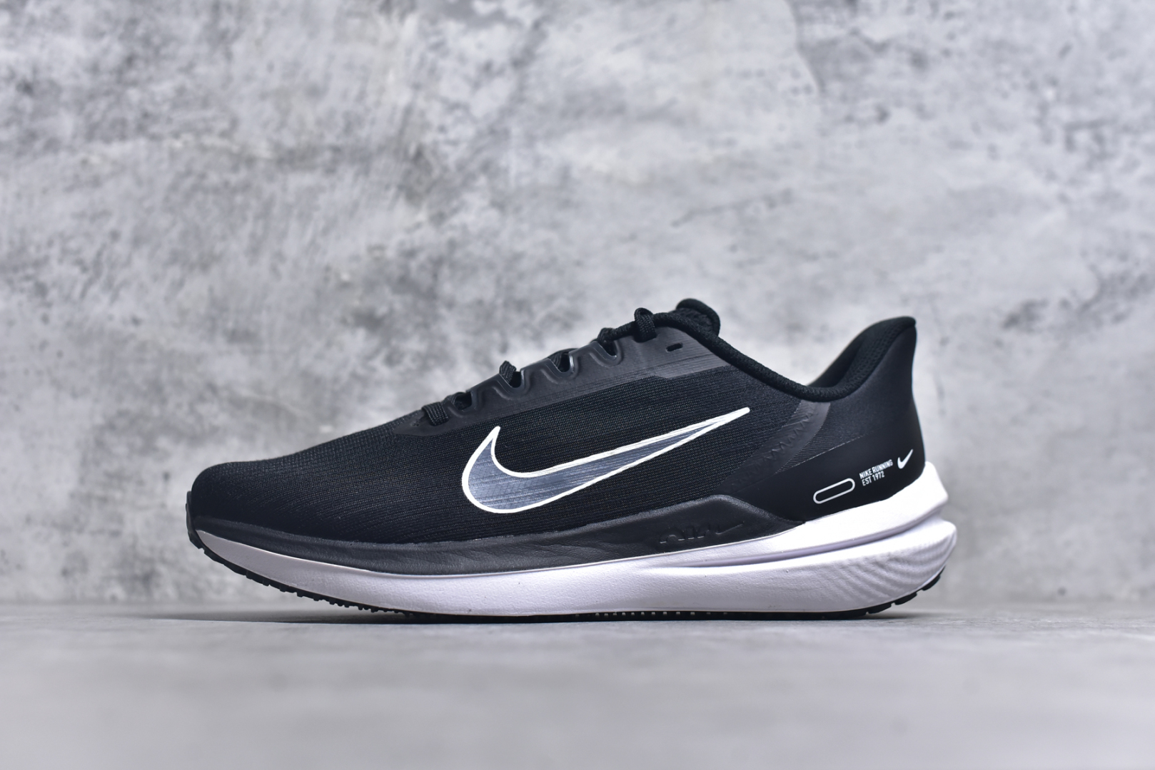#NK Air Zoom Winflo V9 登月网面透气专业跑步鞋 原档案数据原厂网纱 正确高频花纹 前后掌内置Zoom Air气垫 原装MD大底 脚感完美还原 原盒原配 QC检验、钢印 俱全 原底科技 同步原版 脚感堪比Boost 尺码：39 40 40.5 41 42 42.5 43 44 44.5 45-选品中心