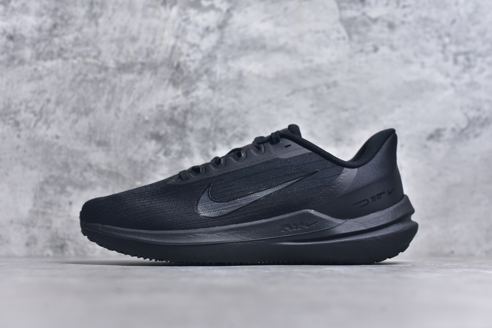 #NK Air Zoom Winflo V9 登月网面透气专业跑步鞋 原档案数据原厂网纱 正确高频花纹 前后掌内置Zoom Air气垫 原装MD大底 脚感完美还原 原盒原配 QC检验、钢印 俱全 原底科技 同步原版 脚感堪比Boost 尺码：39 40 40.5 41 42 42.5 43 44 44.5 45-选品中心