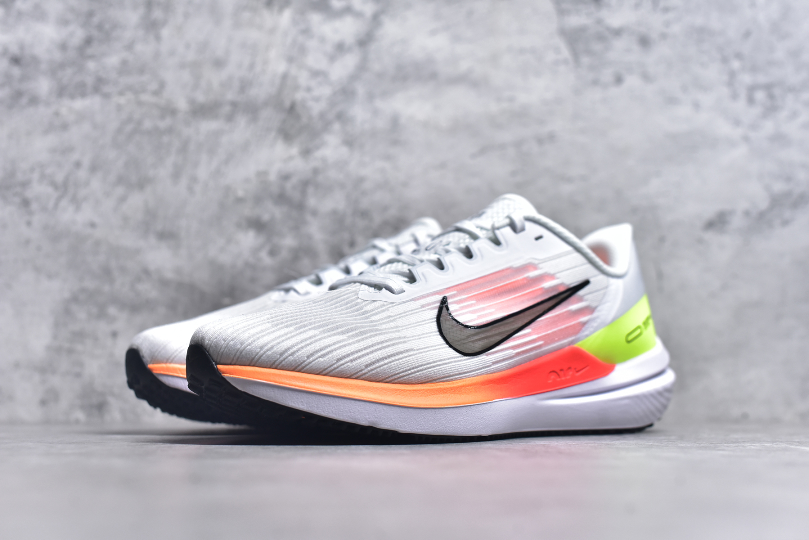 图片[2]-#NK Air Zoom Winflo V9 登月网面透气专业跑步鞋 原档案数据原厂网纱 正确高频花纹 前后掌内置Zoom Air气垫 原装MD大底 脚感完美还原 原盒原配 QC检验、钢印 俱全 原底科技 同步原版 脚感堪比Boost 尺码：39 40 40.5 41 42 42.5 43 44 44.5 45-选品中心