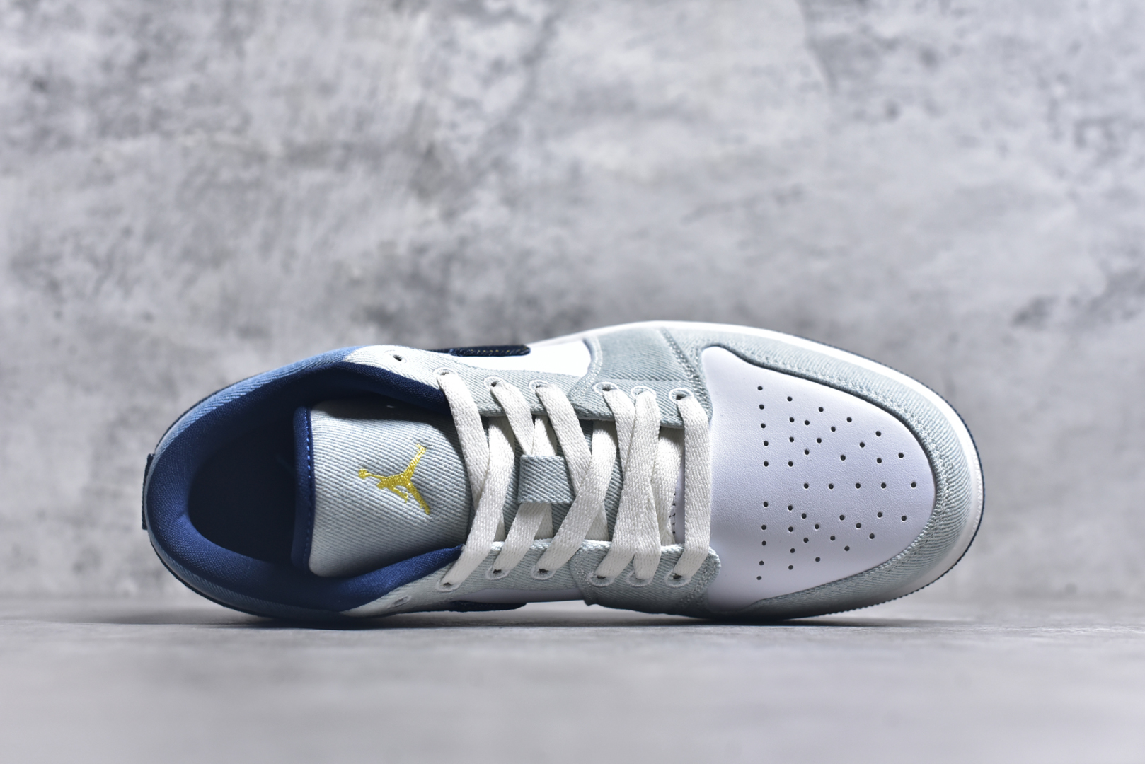 图片[4]-#Air Jordan AJ1 Low 低帮 水洗蓝 IH0648-141 全新流水线出品 DT版本唯一平替选择 市场第二梯队最强版 全部原鞋开发 原楦原纸板开发 全鞋电脑针车 原厂内置全掌气垫 原盒内在原标 唯一Zp原版鞋带绑法 免检产品 全新2022版型 全头层皮料 完美零毛边处理 原厂配置全掌气垫 价格定位良心 几十个配色陆续出货 实拍调校N版已经零色差零失真 百分百还原实物色彩所见即所得 不存在货不对板色差等低级问题 选购参考实物拍摄 不混卖不参货 只用心做好货严格选品 承诺混一赔十 尺码：36-46-选品中心