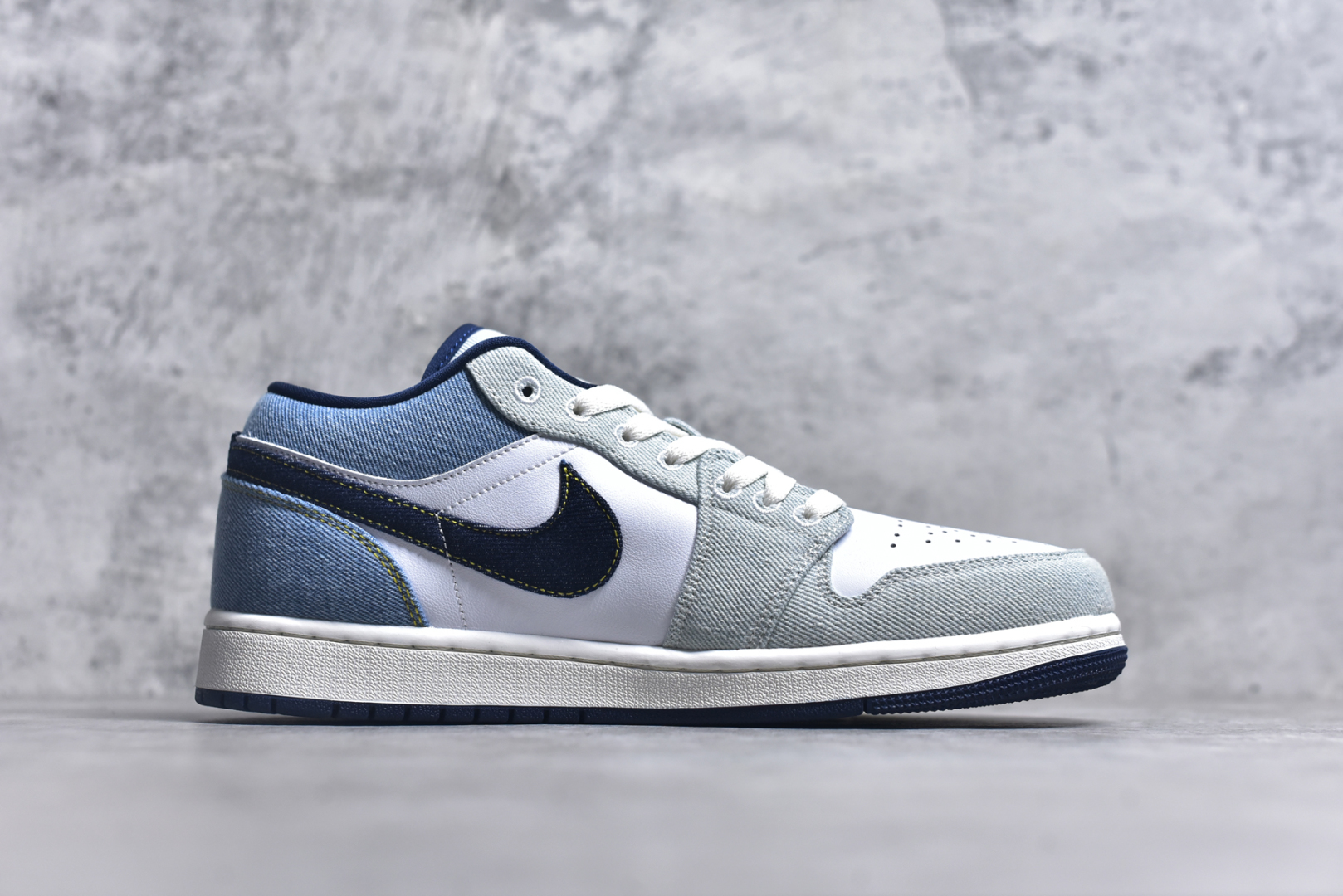 图片[3]-#Air Jordan AJ1 Low 低帮 水洗蓝 IH0648-141 全新流水线出品 DT版本唯一平替选择 市场第二梯队最强版 全部原鞋开发 原楦原纸板开发 全鞋电脑针车 原厂内置全掌气垫 原盒内在原标 唯一Zp原版鞋带绑法 免检产品 全新2022版型 全头层皮料 完美零毛边处理 原厂配置全掌气垫 价格定位良心 几十个配色陆续出货 实拍调校N版已经零色差零失真 百分百还原实物色彩所见即所得 不存在货不对板色差等低级问题 选购参考实物拍摄 不混卖不参货 只用心做好货严格选品 承诺混一赔十 尺码：36-46-选品中心