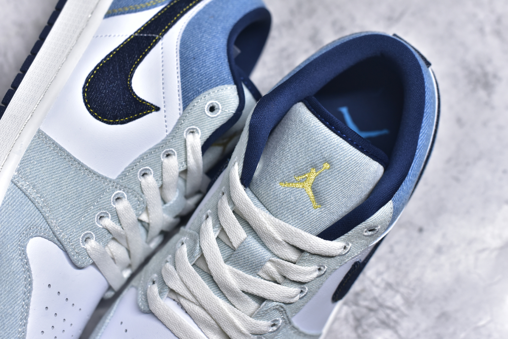 图片[9]-#Air Jordan AJ1 Low 低帮 水洗蓝 IH0648-141 全新流水线出品 DT版本唯一平替选择 市场第二梯队最强版 全部原鞋开发 原楦原纸板开发 全鞋电脑针车 原厂内置全掌气垫 原盒内在原标 唯一Zp原版鞋带绑法 免检产品 全新2022版型 全头层皮料 完美零毛边处理 原厂配置全掌气垫 价格定位良心 几十个配色陆续出货 实拍调校N版已经零色差零失真 百分百还原实物色彩所见即所得 不存在货不对板色差等低级问题 选购参考实物拍摄 不混卖不参货 只用心做好货严格选品 承诺混一赔十 尺码：36-46-选品中心