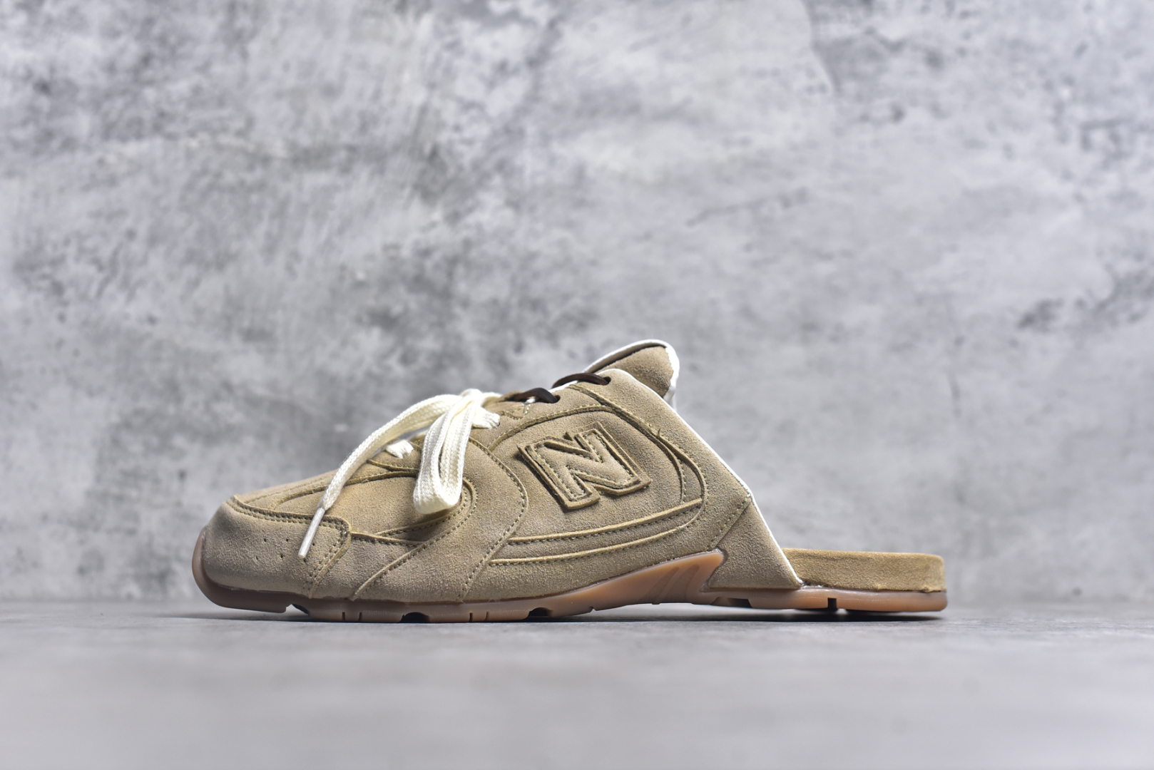 #MiuMiu x New Balance NB530 SL 缪缪联名系列低帮经典复古休闲运动鞋半拖 近几年运动品牌与各大潮流品牌不断推出联名产品，在球鞋圈拥有极高的热度。此外，奢侈品牌和运动品牌联名也早已非新鲜事，继 Dior 和 Jordan Brand 以及 Prada 和 adidas 合作后。近日，Miu Miu与New Balance的合作基本已经成为定番，每年都会上新，而近期的最新联名也已经正式曝光，预计会在24年春夏面世！相比之前两次使用的574，这次Miu Miu带来了全新风格。采用了全新型号MR530进行设计，继续使用复古的旧化效果和去年就被带火的美拉德配色打造。Miu Miu作为千禧文化的重要推手，这次也是直接挑选了New Balance 2000年代时发布的健身跑鞋MR530。整体做旧效果非常明显，甚至有些二手鞋的感觉，多少是有点瘦巴黎世家影响了……配色方面将会推出米色和棕色两种颜色可供选择，整体覆盖了做旧麂皮，鞋舌和鞋垫和之前一致，有Miu Miu的Logo，同时搭配皮革和棉质双鞋带组成。尺码：36 37 37.5 38 38.5 39.5 40 40.5 41.5 42 42.5 43.5 44 44.5 45-选品中心