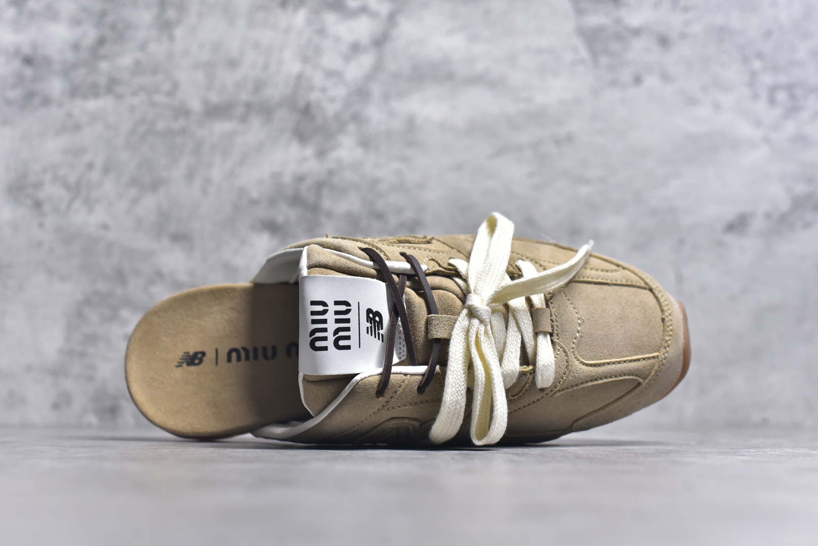 图片[4]-#MiuMiu x New Balance NB530 SL 缪缪联名系列低帮经典复古休闲运动鞋半拖 近几年运动品牌与各大潮流品牌不断推出联名产品，在球鞋圈拥有极高的热度。此外，奢侈品牌和运动品牌联名也早已非新鲜事，继 Dior 和 Jordan Brand 以及 Prada 和 adidas 合作后。近日，Miu Miu与New Balance的合作基本已经成为定番，每年都会上新，而近期的最新联名也已经正式曝光，预计会在24年春夏面世！相比之前两次使用的574，这次Miu Miu带来了全新风格。采用了全新型号MR530进行设计，继续使用复古的旧化效果和去年就被带火的美拉德配色打造。Miu Miu作为千禧文化的重要推手，这次也是直接挑选了New Balance 2000年代时发布的健身跑鞋MR530。整体做旧效果非常明显，甚至有些二手鞋的感觉，多少是有点瘦巴黎世家影响了……配色方面将会推出米色和棕色两种颜色可供选择，整体覆盖了做旧麂皮，鞋舌和鞋垫和之前一致，有Miu Miu的Logo，同时搭配皮革和棉质双鞋带组成。尺码：36 37 37.5 38 38.5 39.5 40 40.5 41.5 42 42.5 43.5 44 44.5 45-选品中心