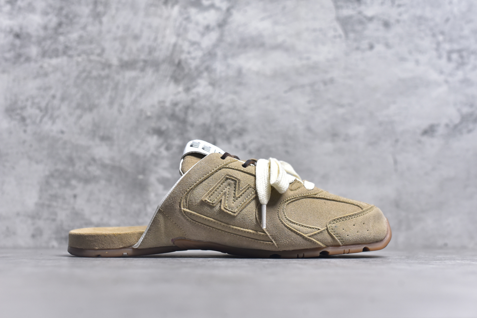 图片[3]-#MiuMiu x New Balance NB530 SL 缪缪联名系列低帮经典复古休闲运动鞋半拖 近几年运动品牌与各大潮流品牌不断推出联名产品，在球鞋圈拥有极高的热度。此外，奢侈品牌和运动品牌联名也早已非新鲜事，继 Dior 和 Jordan Brand 以及 Prada 和 adidas 合作后。近日，Miu Miu与New Balance的合作基本已经成为定番，每年都会上新，而近期的最新联名也已经正式曝光，预计会在24年春夏面世！相比之前两次使用的574，这次Miu Miu带来了全新风格。采用了全新型号MR530进行设计，继续使用复古的旧化效果和去年就被带火的美拉德配色打造。Miu Miu作为千禧文化的重要推手，这次也是直接挑选了New Balance 2000年代时发布的健身跑鞋MR530。整体做旧效果非常明显，甚至有些二手鞋的感觉，多少是有点瘦巴黎世家影响了……配色方面将会推出米色和棕色两种颜色可供选择，整体覆盖了做旧麂皮，鞋舌和鞋垫和之前一致，有Miu Miu的Logo，同时搭配皮革和棉质双鞋带组成。尺码：36 37 37.5 38 38.5 39.5 40 40.5 41.5 42 42.5 43.5 44 44.5 45-选品中心