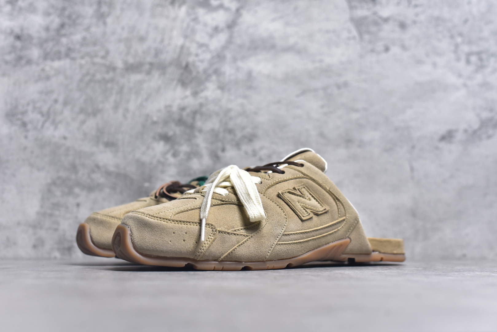 图片[2]-#MiuMiu x New Balance NB530 SL 缪缪联名系列低帮经典复古休闲运动鞋半拖 近几年运动品牌与各大潮流品牌不断推出联名产品，在球鞋圈拥有极高的热度。此外，奢侈品牌和运动品牌联名也早已非新鲜事，继 Dior 和 Jordan Brand 以及 Prada 和 adidas 合作后。近日，Miu Miu与New Balance的合作基本已经成为定番，每年都会上新，而近期的最新联名也已经正式曝光，预计会在24年春夏面世！相比之前两次使用的574，这次Miu Miu带来了全新风格。采用了全新型号MR530进行设计，继续使用复古的旧化效果和去年就被带火的美拉德配色打造。Miu Miu作为千禧文化的重要推手，这次也是直接挑选了New Balance 2000年代时发布的健身跑鞋MR530。整体做旧效果非常明显，甚至有些二手鞋的感觉，多少是有点瘦巴黎世家影响了……配色方面将会推出米色和棕色两种颜色可供选择，整体覆盖了做旧麂皮，鞋舌和鞋垫和之前一致，有Miu Miu的Logo，同时搭配皮革和棉质双鞋带组成。尺码：36 37 37.5 38 38.5 39.5 40 40.5 41.5 42 42.5 43.5 44 44.5 45-选品中心