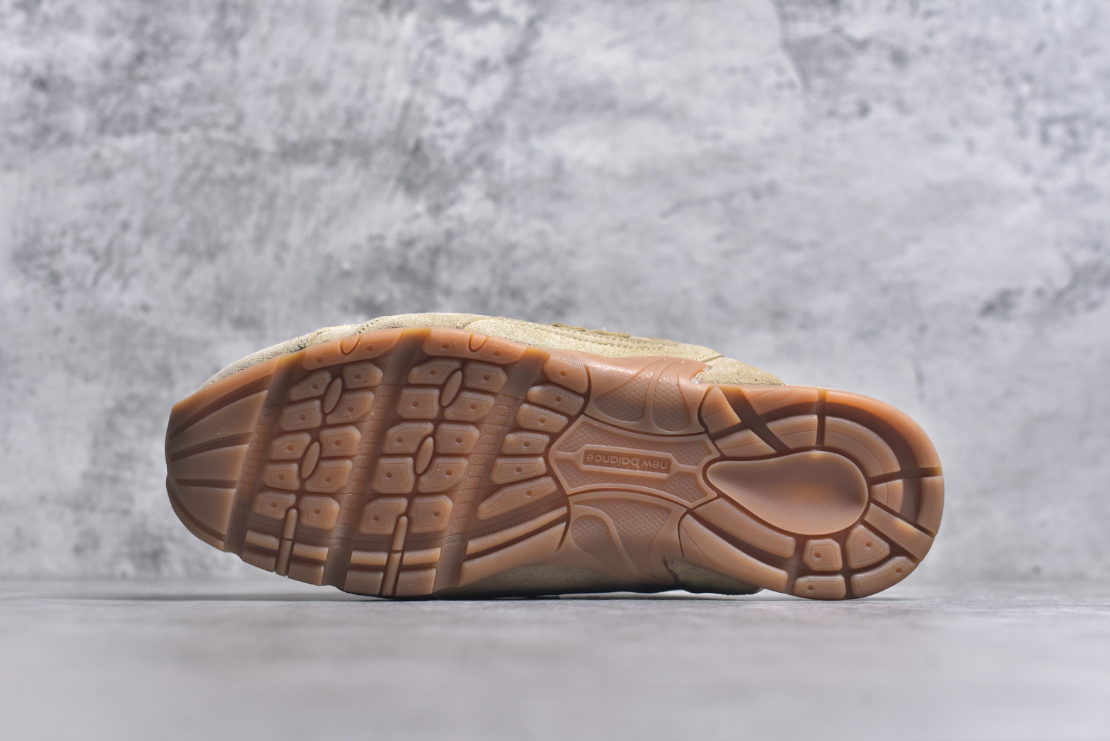 图片[6]-#MiuMiu x New Balance NB530 SL 缪缪联名系列低帮经典复古休闲运动鞋半拖 近几年运动品牌与各大潮流品牌不断推出联名产品，在球鞋圈拥有极高的热度。此外，奢侈品牌和运动品牌联名也早已非新鲜事，继 Dior 和 Jordan Brand 以及 Prada 和 adidas 合作后。近日，Miu Miu与New Balance的合作基本已经成为定番，每年都会上新，而近期的最新联名也已经正式曝光，预计会在24年春夏面世！相比之前两次使用的574，这次Miu Miu带来了全新风格。采用了全新型号MR530进行设计，继续使用复古的旧化效果和去年就被带火的美拉德配色打造。Miu Miu作为千禧文化的重要推手，这次也是直接挑选了New Balance 2000年代时发布的健身跑鞋MR530。整体做旧效果非常明显，甚至有些二手鞋的感觉，多少是有点瘦巴黎世家影响了……配色方面将会推出米色和棕色两种颜色可供选择，整体覆盖了做旧麂皮，鞋舌和鞋垫和之前一致，有Miu Miu的Logo，同时搭配皮革和棉质双鞋带组成。尺码：36 37 37.5 38 38.5 39.5 40 40.5 41.5 42 42.5 43.5 44 44.5 45-选品中心