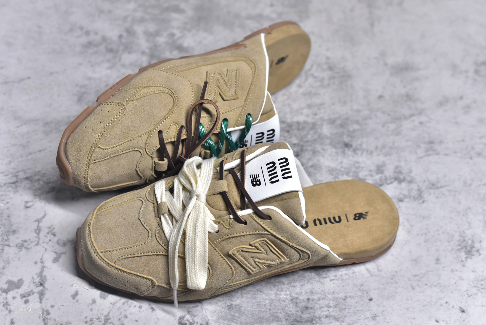 图片[7]-#MiuMiu x New Balance NB530 SL 缪缪联名系列低帮经典复古休闲运动鞋半拖 近几年运动品牌与各大潮流品牌不断推出联名产品，在球鞋圈拥有极高的热度。此外，奢侈品牌和运动品牌联名也早已非新鲜事，继 Dior 和 Jordan Brand 以及 Prada 和 adidas 合作后。近日，Miu Miu与New Balance的合作基本已经成为定番，每年都会上新，而近期的最新联名也已经正式曝光，预计会在24年春夏面世！相比之前两次使用的574，这次Miu Miu带来了全新风格。采用了全新型号MR530进行设计，继续使用复古的旧化效果和去年就被带火的美拉德配色打造。Miu Miu作为千禧文化的重要推手，这次也是直接挑选了New Balance 2000年代时发布的健身跑鞋MR530。整体做旧效果非常明显，甚至有些二手鞋的感觉，多少是有点瘦巴黎世家影响了……配色方面将会推出米色和棕色两种颜色可供选择，整体覆盖了做旧麂皮，鞋舌和鞋垫和之前一致，有Miu Miu的Logo，同时搭配皮革和棉质双鞋带组成。尺码：36 37 37.5 38 38.5 39.5 40 40.5 41.5 42 42.5 43.5 44 44.5 45-选品中心