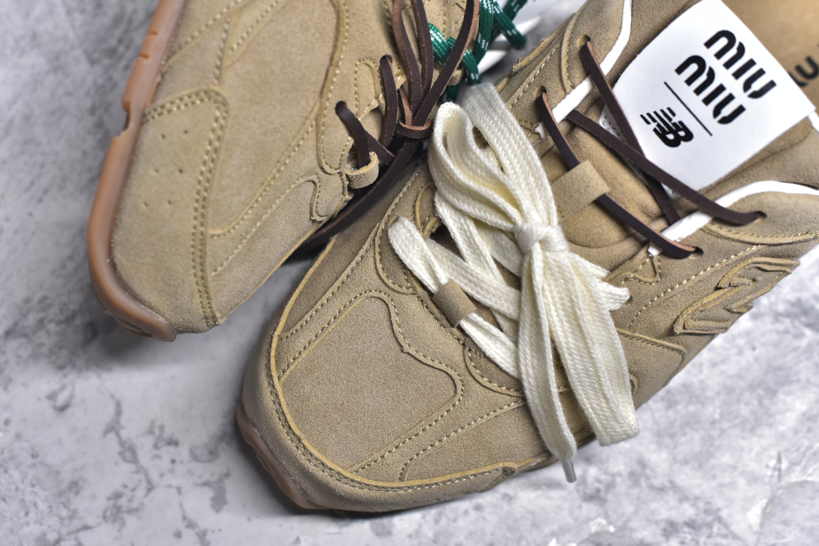 图片[8]-#MiuMiu x New Balance NB530 SL 缪缪联名系列低帮经典复古休闲运动鞋半拖 近几年运动品牌与各大潮流品牌不断推出联名产品，在球鞋圈拥有极高的热度。此外，奢侈品牌和运动品牌联名也早已非新鲜事，继 Dior 和 Jordan Brand 以及 Prada 和 adidas 合作后。近日，Miu Miu与New Balance的合作基本已经成为定番，每年都会上新，而近期的最新联名也已经正式曝光，预计会在24年春夏面世！相比之前两次使用的574，这次Miu Miu带来了全新风格。采用了全新型号MR530进行设计，继续使用复古的旧化效果和去年就被带火的美拉德配色打造。Miu Miu作为千禧文化的重要推手，这次也是直接挑选了New Balance 2000年代时发布的健身跑鞋MR530。整体做旧效果非常明显，甚至有些二手鞋的感觉，多少是有点瘦巴黎世家影响了……配色方面将会推出米色和棕色两种颜色可供选择，整体覆盖了做旧麂皮，鞋舌和鞋垫和之前一致，有Miu Miu的Logo，同时搭配皮革和棉质双鞋带组成。尺码：36 37 37.5 38 38.5 39.5 40 40.5 41.5 42 42.5 43.5 44 44.5 45-选品中心