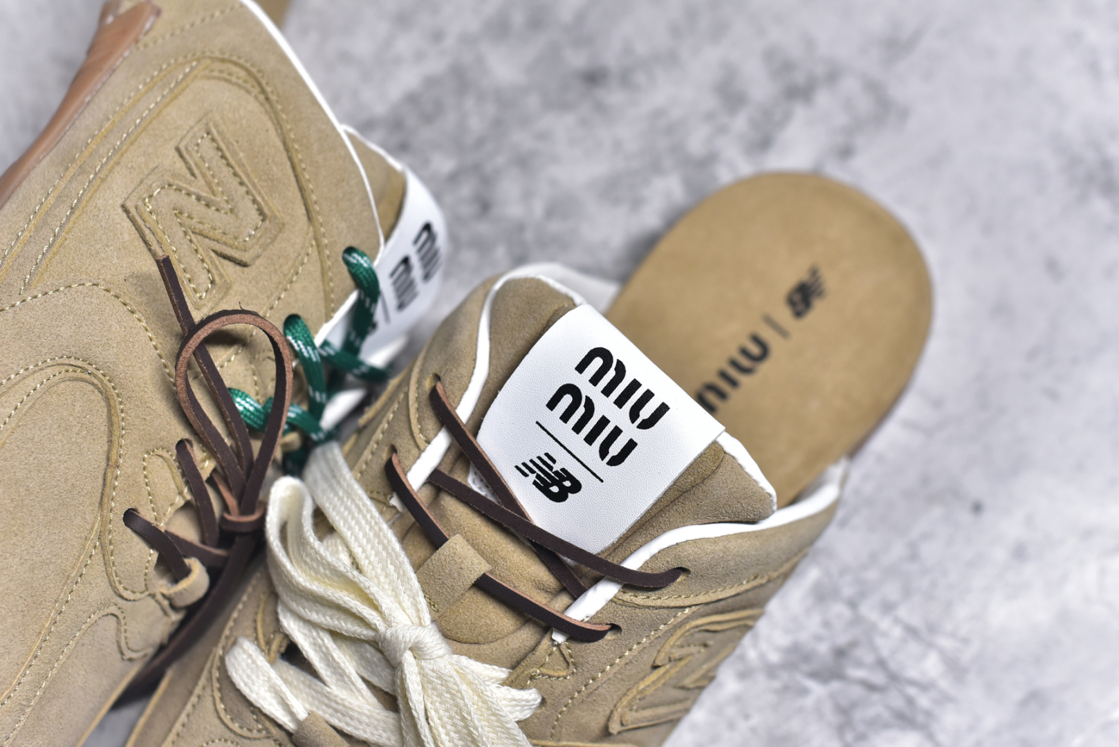 图片[9]-#MiuMiu x New Balance NB530 SL 缪缪联名系列低帮经典复古休闲运动鞋半拖 近几年运动品牌与各大潮流品牌不断推出联名产品，在球鞋圈拥有极高的热度。此外，奢侈品牌和运动品牌联名也早已非新鲜事，继 Dior 和 Jordan Brand 以及 Prada 和 adidas 合作后。近日，Miu Miu与New Balance的合作基本已经成为定番，每年都会上新，而近期的最新联名也已经正式曝光，预计会在24年春夏面世！相比之前两次使用的574，这次Miu Miu带来了全新风格。采用了全新型号MR530进行设计，继续使用复古的旧化效果和去年就被带火的美拉德配色打造。Miu Miu作为千禧文化的重要推手，这次也是直接挑选了New Balance 2000年代时发布的健身跑鞋MR530。整体做旧效果非常明显，甚至有些二手鞋的感觉，多少是有点瘦巴黎世家影响了……配色方面将会推出米色和棕色两种颜色可供选择，整体覆盖了做旧麂皮，鞋舌和鞋垫和之前一致，有Miu Miu的Logo，同时搭配皮革和棉质双鞋带组成。尺码：36 37 37.5 38 38.5 39.5 40 40.5 41.5 42 42.5 43.5 44 44.5 45-选品中心
