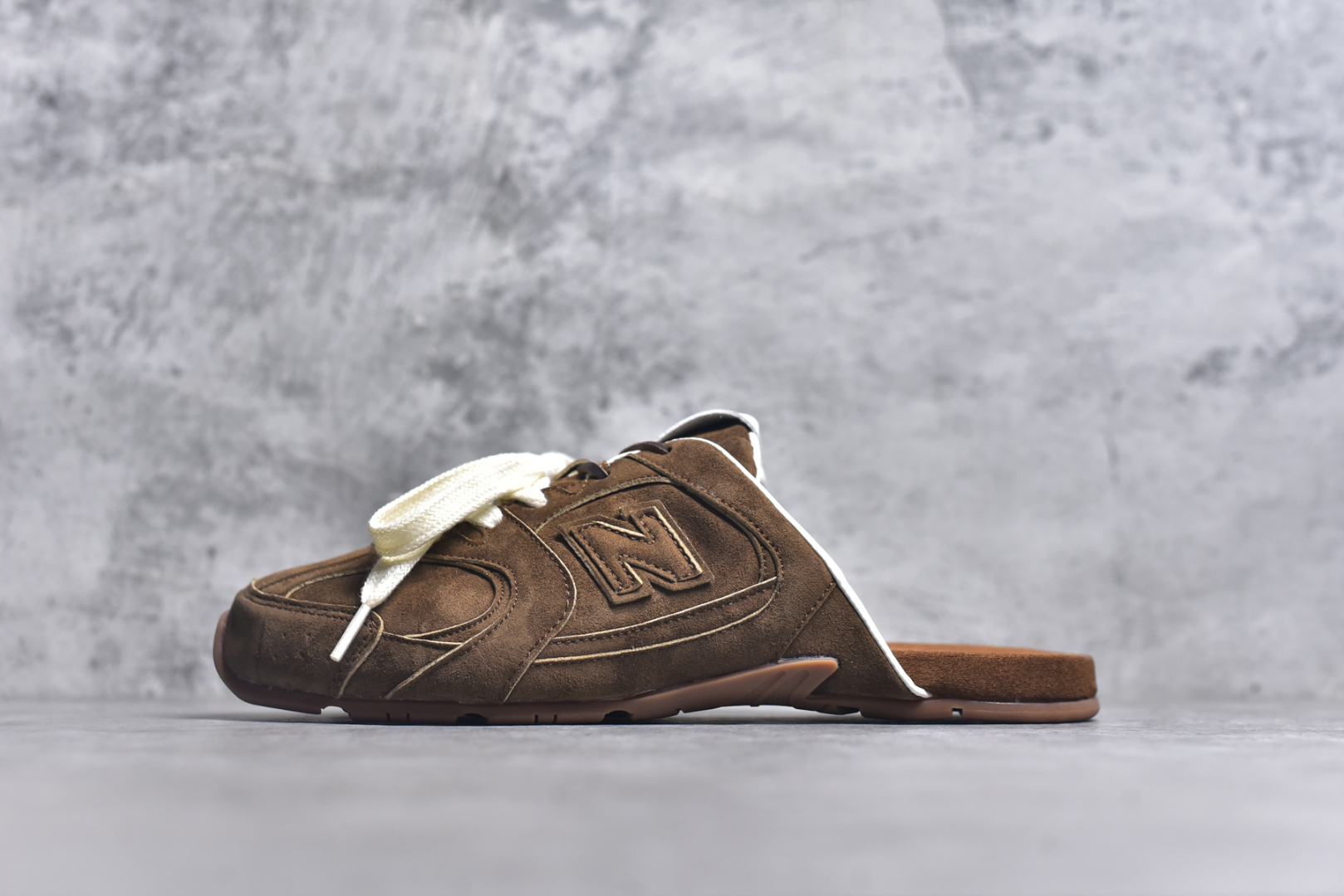 #MiuMiu x New Balance NB530 SL 缪缪联名系列低帮经典复古休闲运动鞋半拖 近几年运动品牌与各大潮流品牌不断推出联名产品，在球鞋圈拥有极高的热度。此外，奢侈品牌和运动品牌联名也早已非新鲜事，继 Dior 和 Jordan Brand 以及 Prada 和 adidas 合作后。近日，Miu Miu与New Balance的合作基本已经成为定番，每年都会上新，而近期的最新联名也已经正式曝光，预计会在24年春夏面世！相比之前两次使用的574，这次Miu Miu带来了全新风格。采用了全新型号MR530进行设计，继续使用复古的旧化效果和去年就被带火的美拉德配色打造。Miu Miu作为千禧文化的重要推手，这次也是直接挑选了New Balance 2000年代时发布的健身跑鞋MR530。整体做旧效果非常明显，甚至有些二手鞋的感觉，多少是有点瘦巴黎世家影响了……配色方面将会推出米色和棕色两种颜色可供选择，整体覆盖了做旧麂皮，鞋舌和鞋垫和之前一致，有Miu Miu的Logo，同时搭配皮革和棉质双鞋带组成。尺码：36 37 37.5 38 38.5 39.5 40 40.5 41.5 42 42.5 43.5 44 44.5 45-选品中心