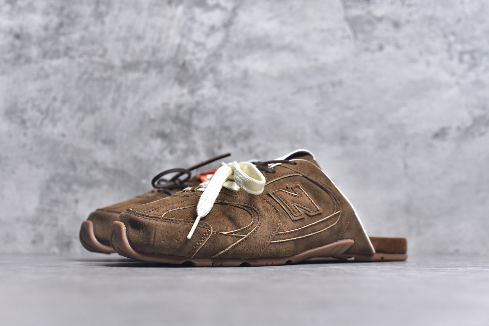 图片[2]-#MiuMiu x New Balance NB530 SL 缪缪联名系列低帮经典复古休闲运动鞋半拖 近几年运动品牌与各大潮流品牌不断推出联名产品，在球鞋圈拥有极高的热度。此外，奢侈品牌和运动品牌联名也早已非新鲜事，继 Dior 和 Jordan Brand 以及 Prada 和 adidas 合作后。近日，Miu Miu与New Balance的合作基本已经成为定番，每年都会上新，而近期的最新联名也已经正式曝光，预计会在24年春夏面世！相比之前两次使用的574，这次Miu Miu带来了全新风格。采用了全新型号MR530进行设计，继续使用复古的旧化效果和去年就被带火的美拉德配色打造。Miu Miu作为千禧文化的重要推手，这次也是直接挑选了New Balance 2000年代时发布的健身跑鞋MR530。整体做旧效果非常明显，甚至有些二手鞋的感觉，多少是有点瘦巴黎世家影响了……配色方面将会推出米色和棕色两种颜色可供选择，整体覆盖了做旧麂皮，鞋舌和鞋垫和之前一致，有Miu Miu的Logo，同时搭配皮革和棉质双鞋带组成。尺码：36 37 37.5 38 38.5 39.5 40 40.5 41.5 42 42.5 43.5 44 44.5 45-选品中心